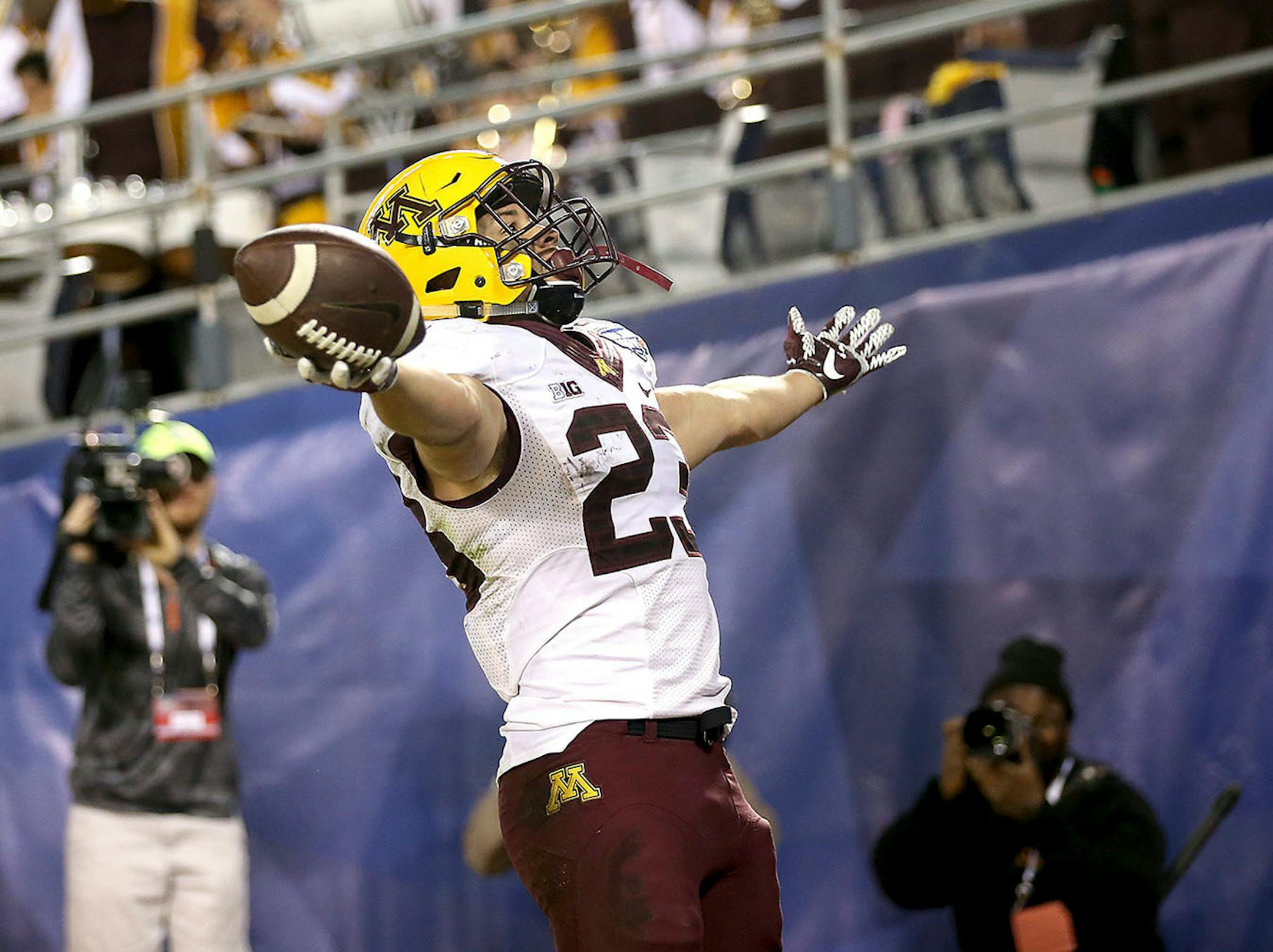 Minnesota's running back Shannon Brooks