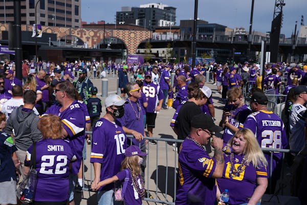 Vikings' eager fans return to full stadium, home opener win