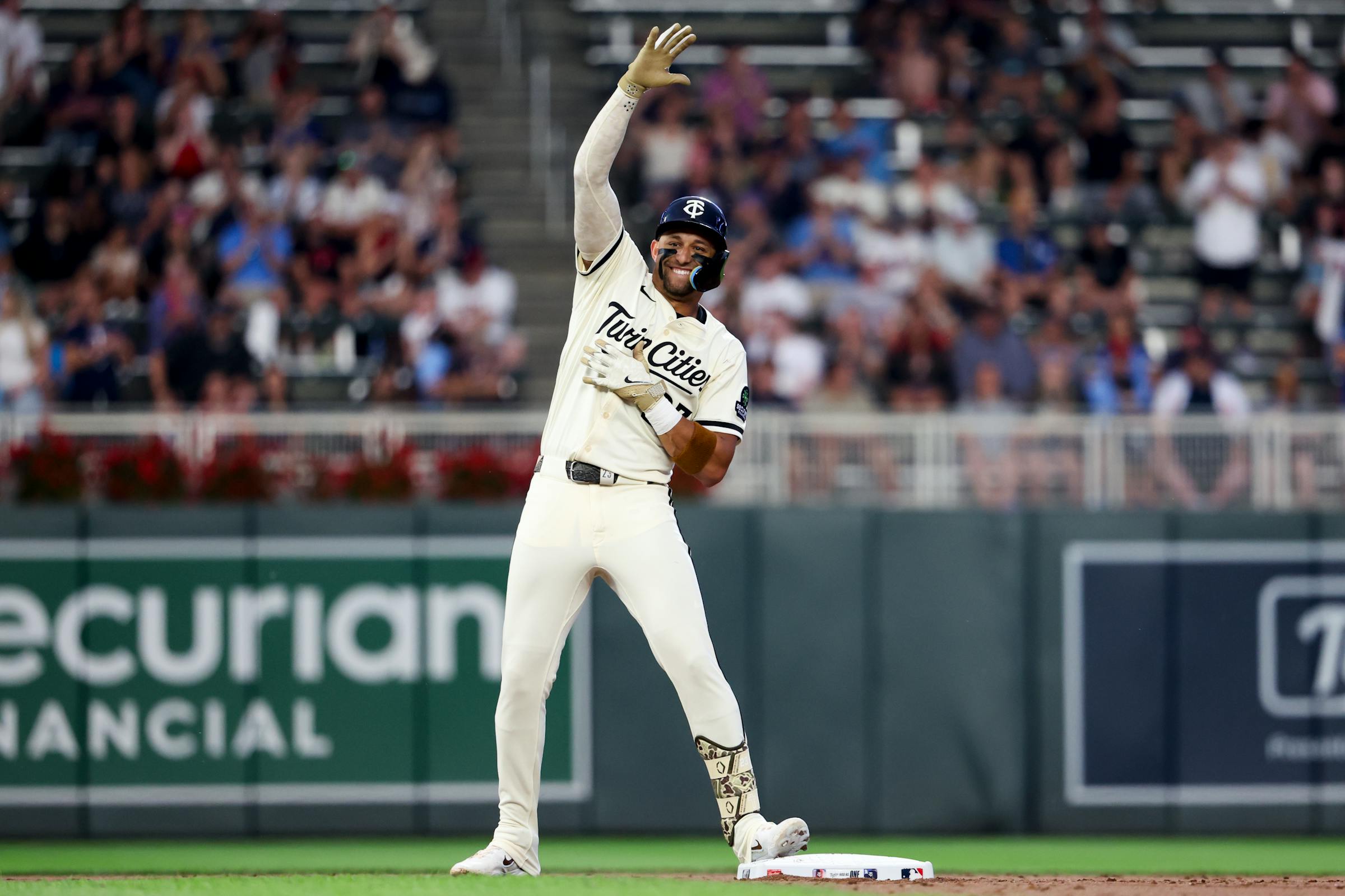 Twins’ Royce Lewis and Rocco Baldelli chat, Lewis gets hits.