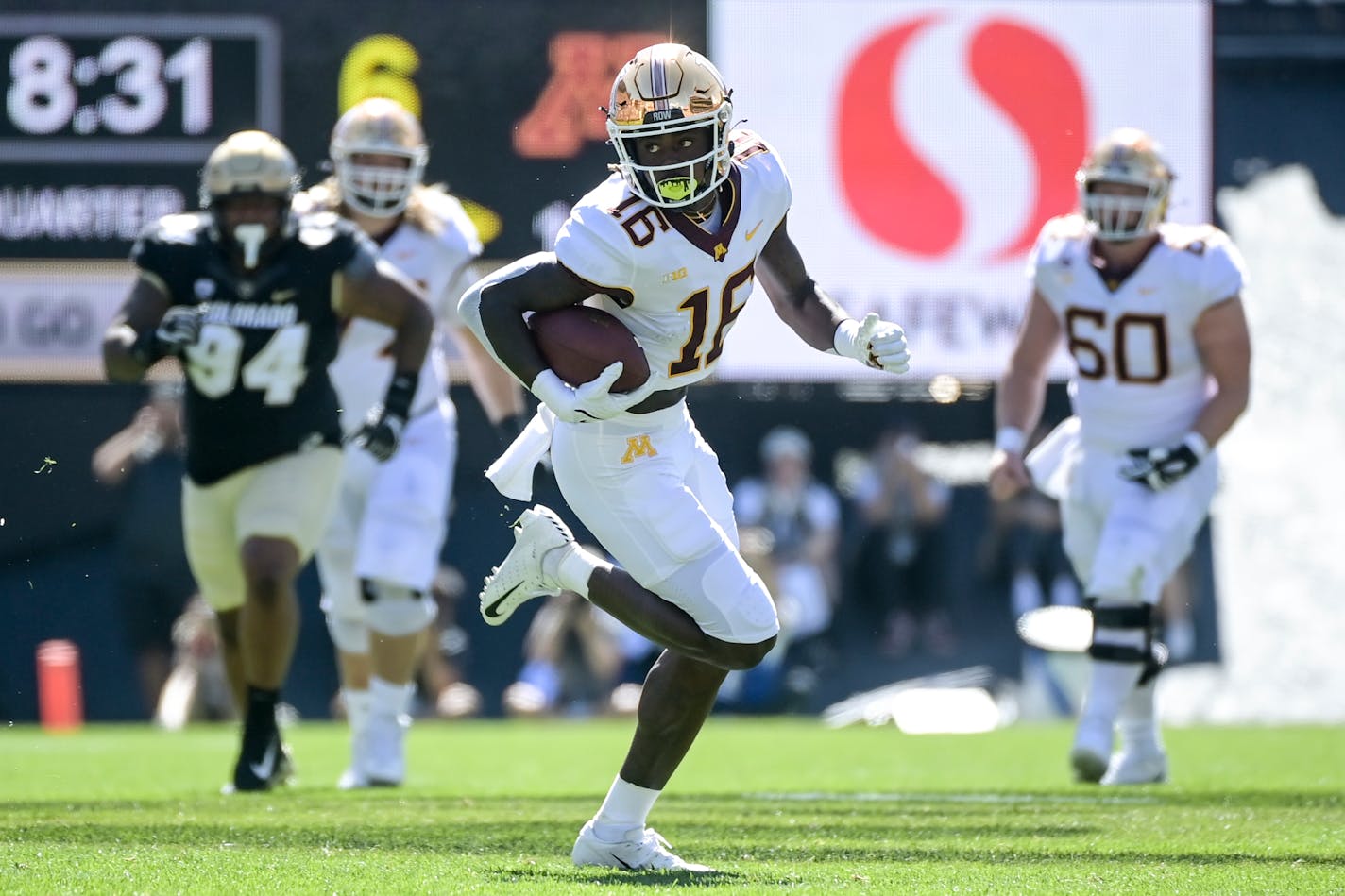 Minnesota Gophers wide receiver Dylan Wright (16) ran the ball for a first down after a reception in the second quarter against the Colorado Buffaloes. ] AARON LAVINSKY • aaron.lavinsky@startribune.com