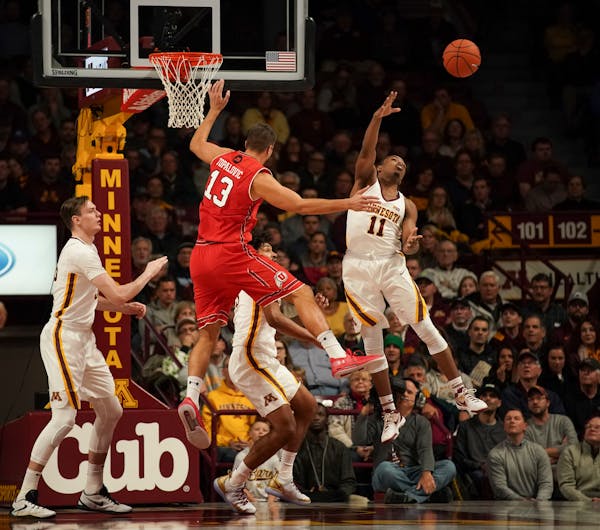 The Gophers' Isaiah Washington stripped the Utes' Novak Topalovic of the ball in the first half.