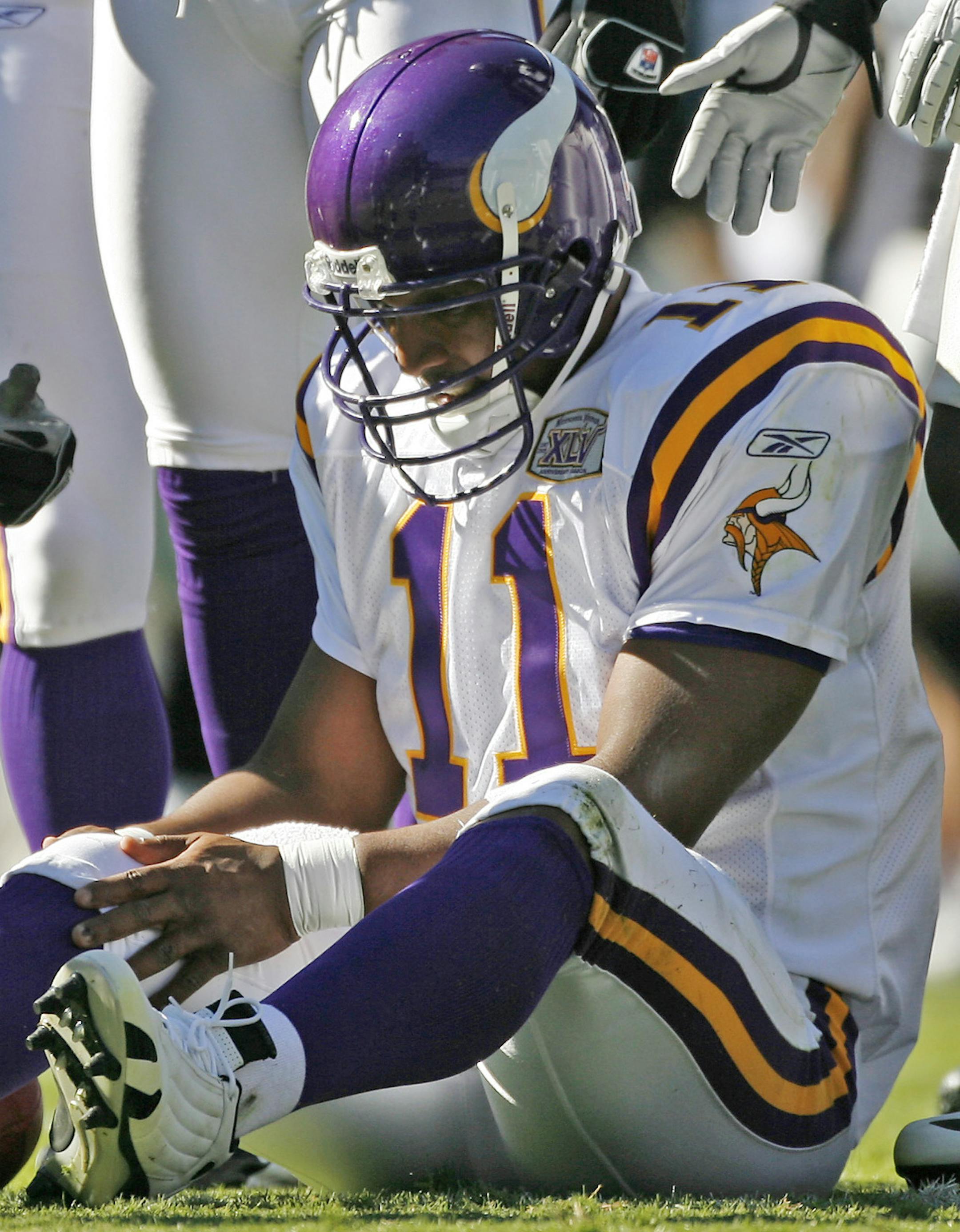 JERRY HOLT Ô jgholt@startribune.com 10/30/2005 Bank of America Stadium Charlotte NC Minnesota Vikings at Carolina Panthers------- #97109---File photo of Vikings QB Daunte Culpepper holding his right knee after he was tackled by CarolinaÌs cornerback Chris Gamble at the end of the 1st quarter during Sunday game against Carolina. Culpepper left the game with an injured knee on the play, and did not return. ORG XMIT: MIN2015022319252842