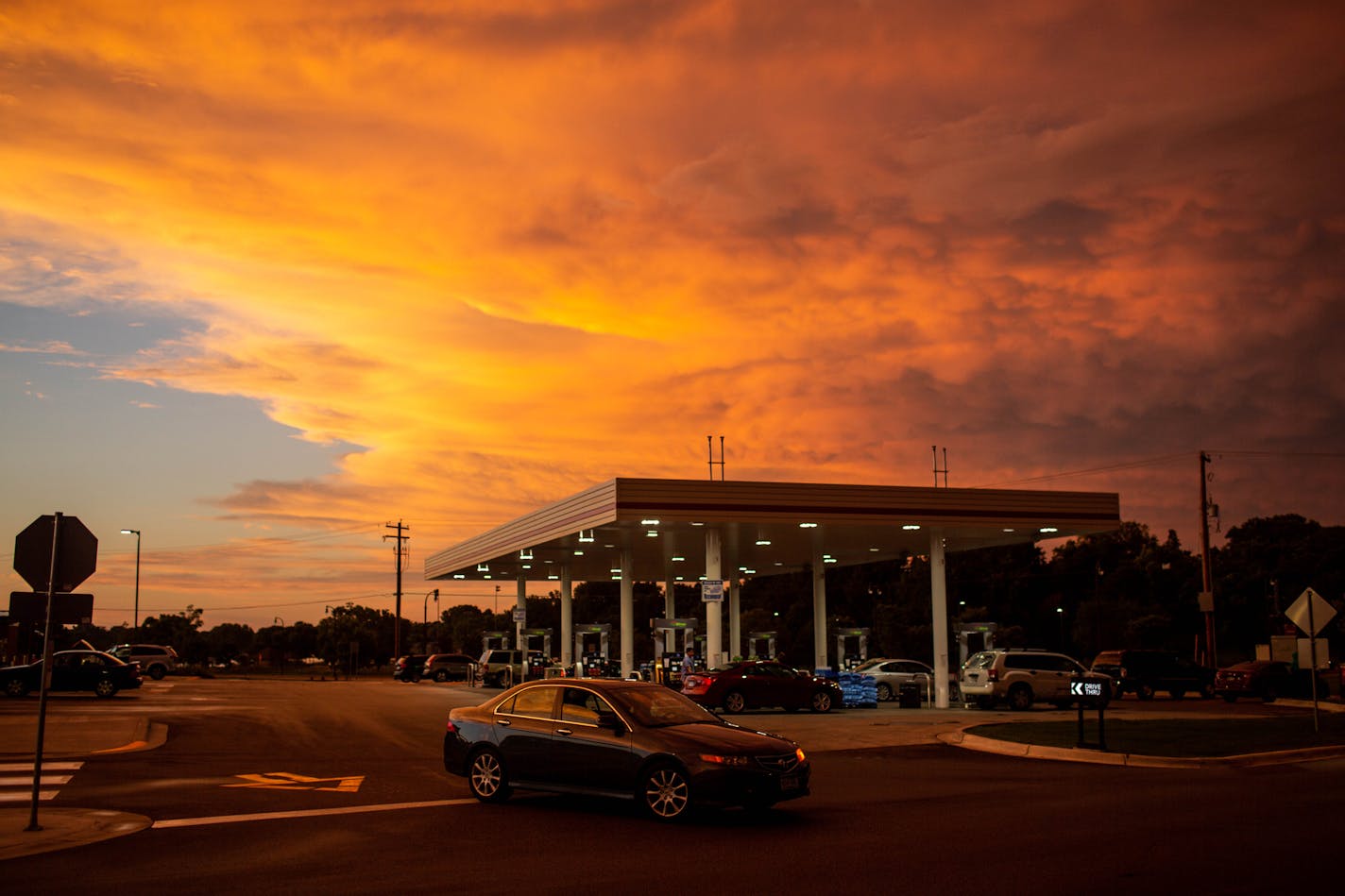 Hy-Vee is offering free full-service gas at its stations, including this one in Robbinsdale. (NICOLE NERI/Star Tribune)