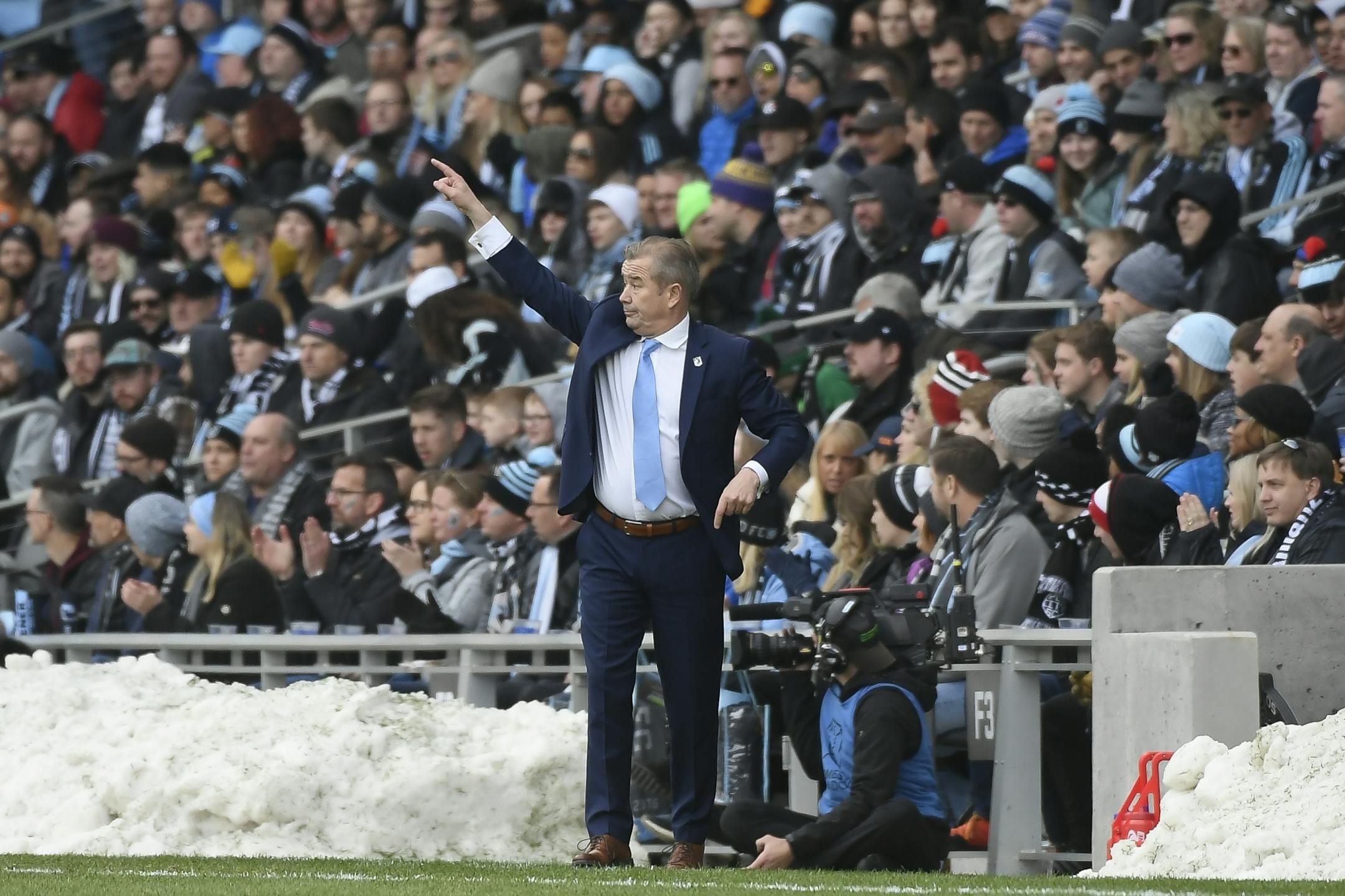 Minnesota United head coach Adrian Heath directed his team in the first half Saturday.