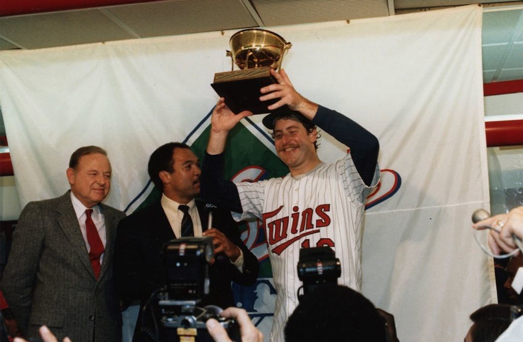 Frank Viola holds up the World Series trophy.