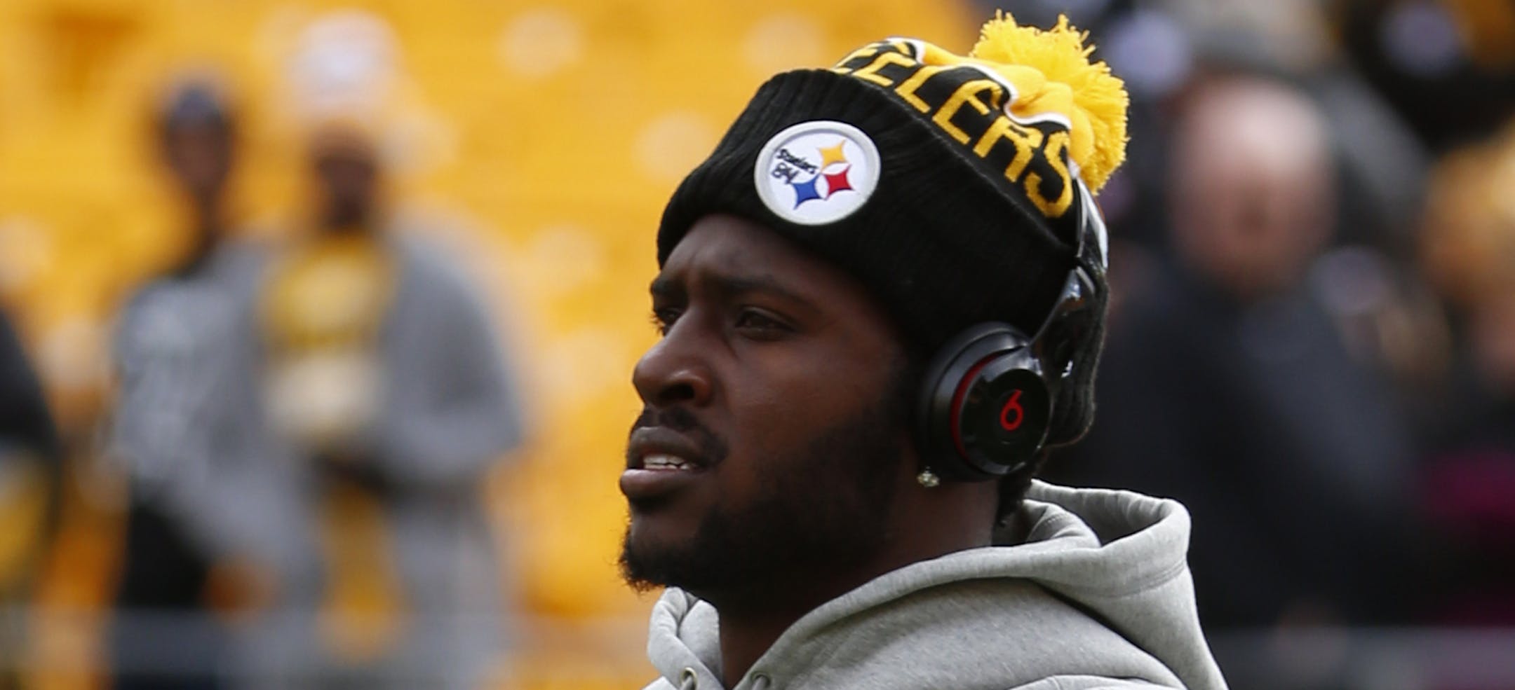 Pittsburgh Steelers wide receiver Antonio Brown (84) wears pink faded cleats as he warms up before an NFL football game against the Arizona Cardinals, Sunday, Oct. 18, 2015 in Pittsburgh. (AP Photo/Gene J. Puskar)
