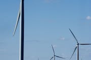 DAVID BREWSTER &#x201a;&#xc4;&#xa2; dbrewster@startribune.com Monday 04/11/11 Hartland, MN. : ] Wind generators, part of the Alliant Energy wind farm 
