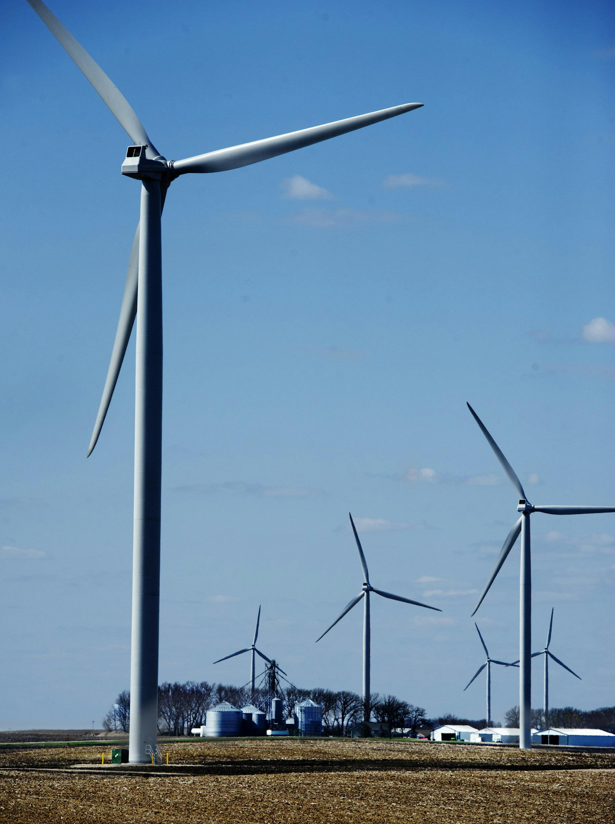 DAVID BREWSTER &#x201a;&#xc4;&#xa2; dbrewster@startribune.com Monday 04/11/11 Hartland, MN. : ] Wind generators, part of the Alliant Energy wind farm northwest of Albert Lea, near Hartland, MN.