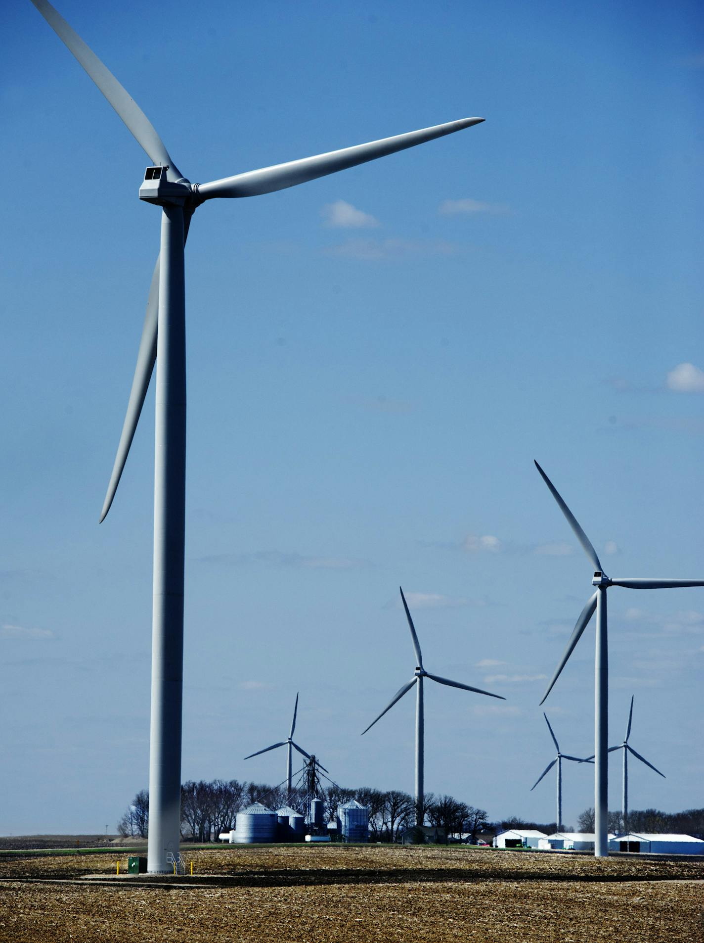 DAVID BREWSTER &#x201a;&#xc4;&#xa2; dbrewster@startribune.com Monday 04/11/11 Hartland, MN. : ] Wind generators, part of the Alliant Energy wind farm northwest of Albert Lea, near Hartland, MN.