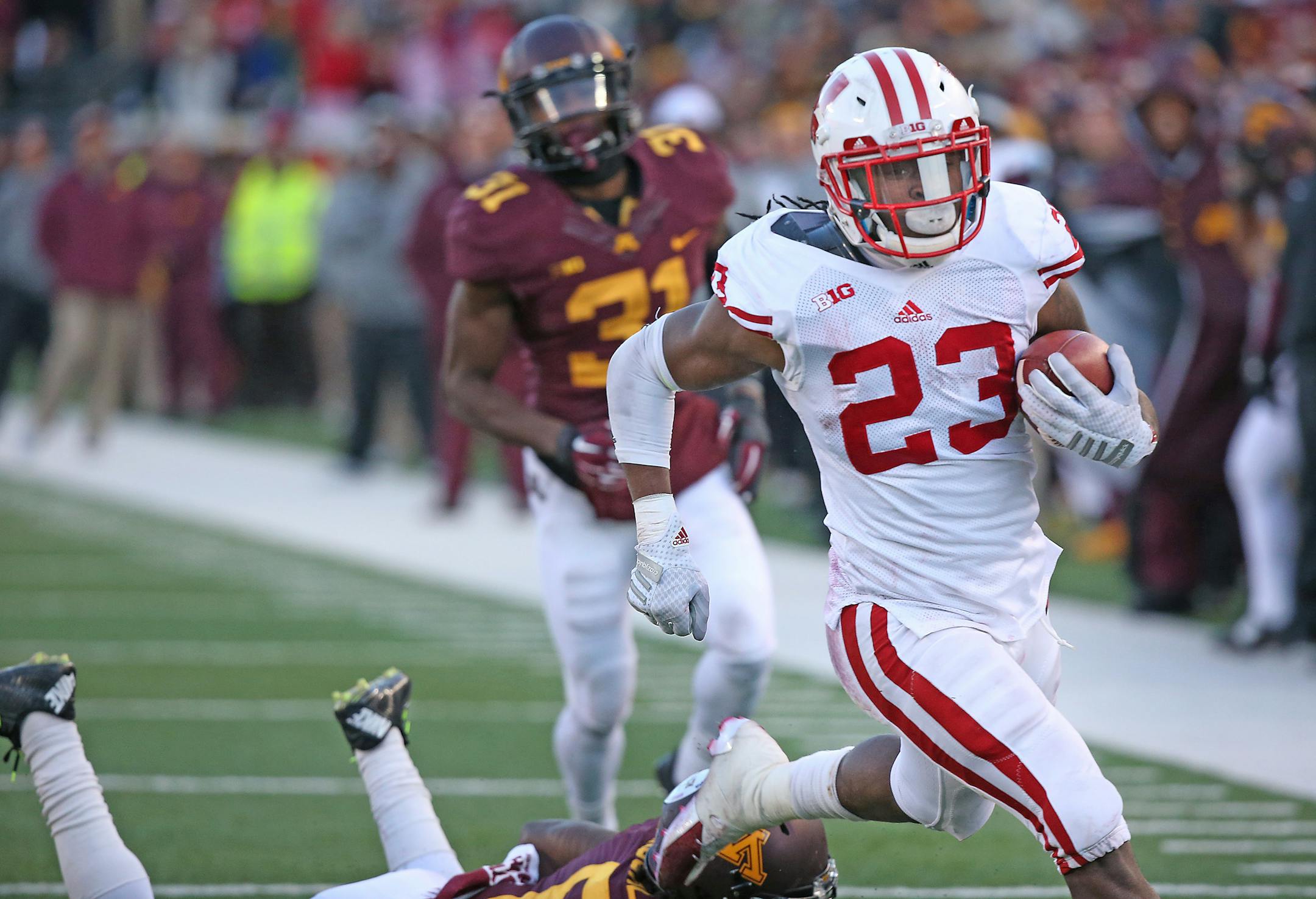 Wisconsin's running back Dare Ogunbowale carried the ball into the end zone for a second quarter touchdown as the Minnesota Gophers took on the Wisconsin Badgers at TCF Bank Stadium, Saturday, November 28, 2015 in Minneapolis, MN. ] (ELIZABETH FLORES/STAR TRIBUNE) ELIZABETH FLORES � eflores@startribune.com
