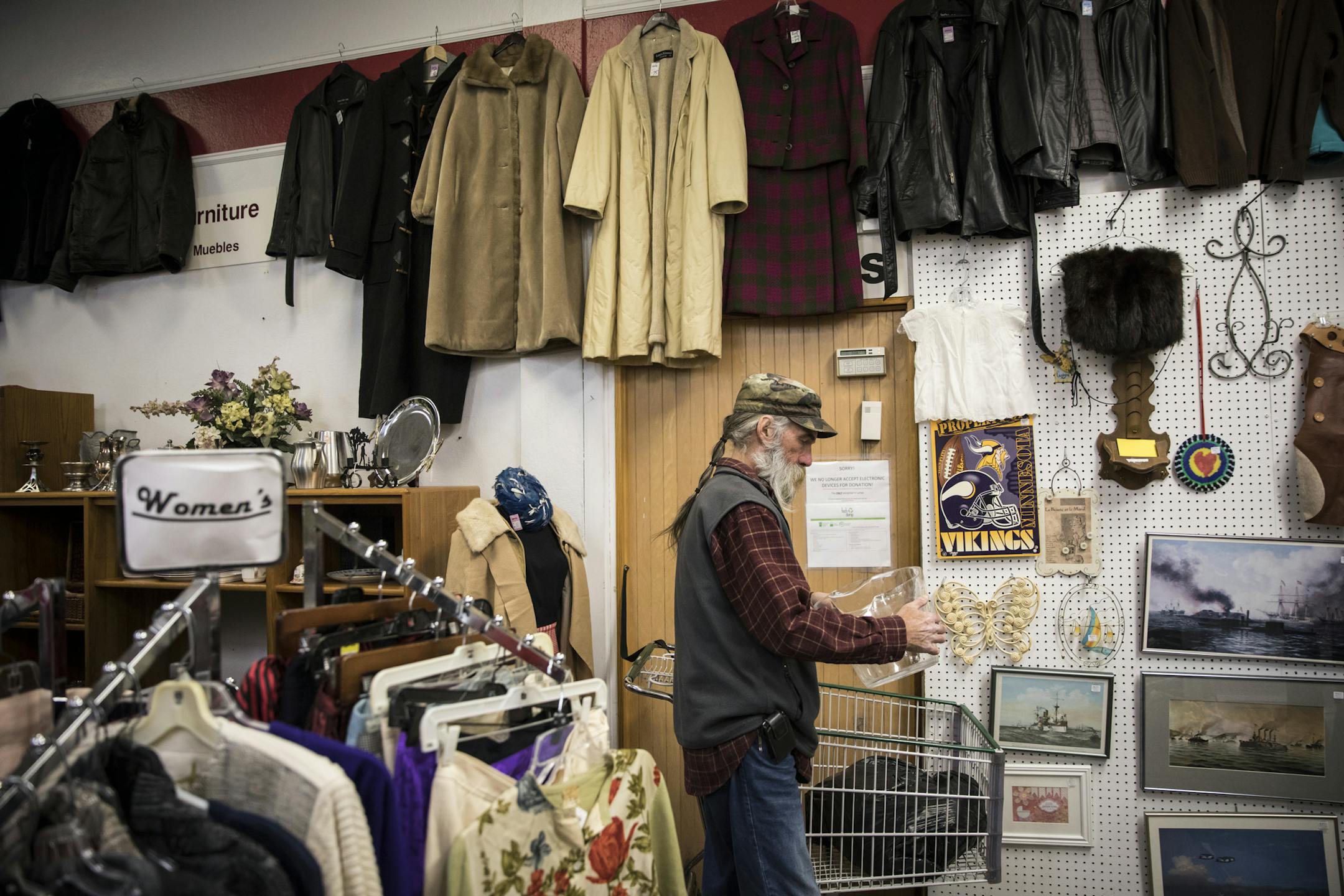 Store manager Matt Johnson went through a bin of donations at Steeple People thrift store on Thursday, December 1, 2016, in MInneapolis, Minn. Steeple People is planing to close for good on January 31. ] RENEE JONES SCHNEIDER • renee.jones@startribune.com