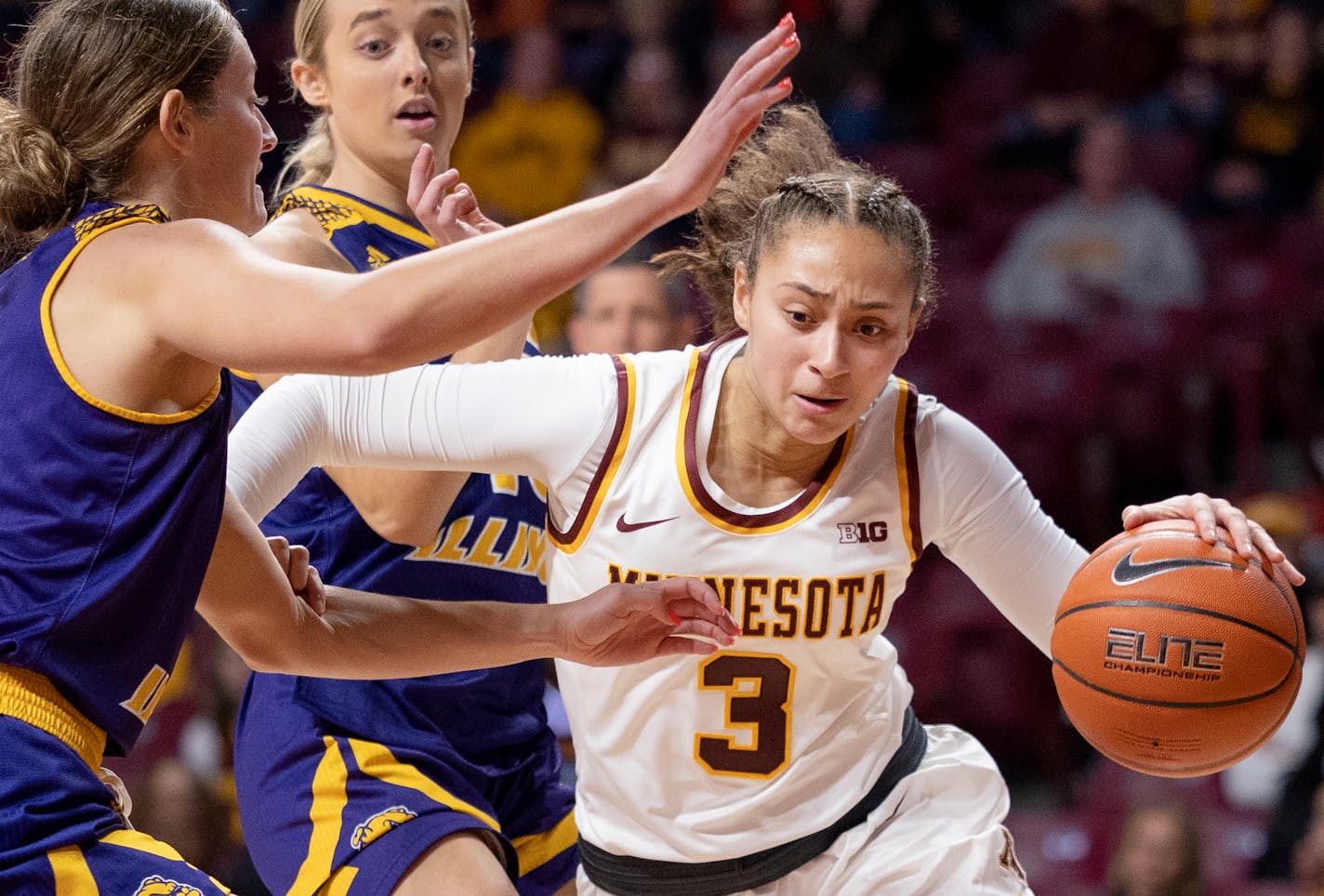 Amaya Battle (3) of Minnesota drives to the basket in the first quarter Monday, November 7, 2022, at Williams Arena in Minneapolis, Minn. ] CARLOS GONZALEZ • carlos.gonzalez@startribune.com.