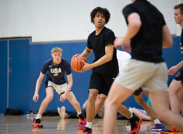 Isaiah Johnson-Arigu looked to pass during a D1 Minnesota practice at Wayzata Central Middle School this spring.