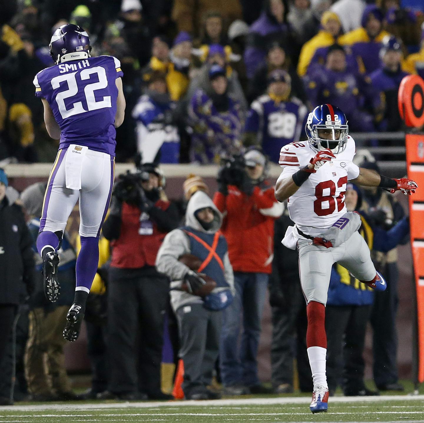 Harrison Smith (22) intercepted an Eli Manning pass and returned it 35 yards for a touchdown.