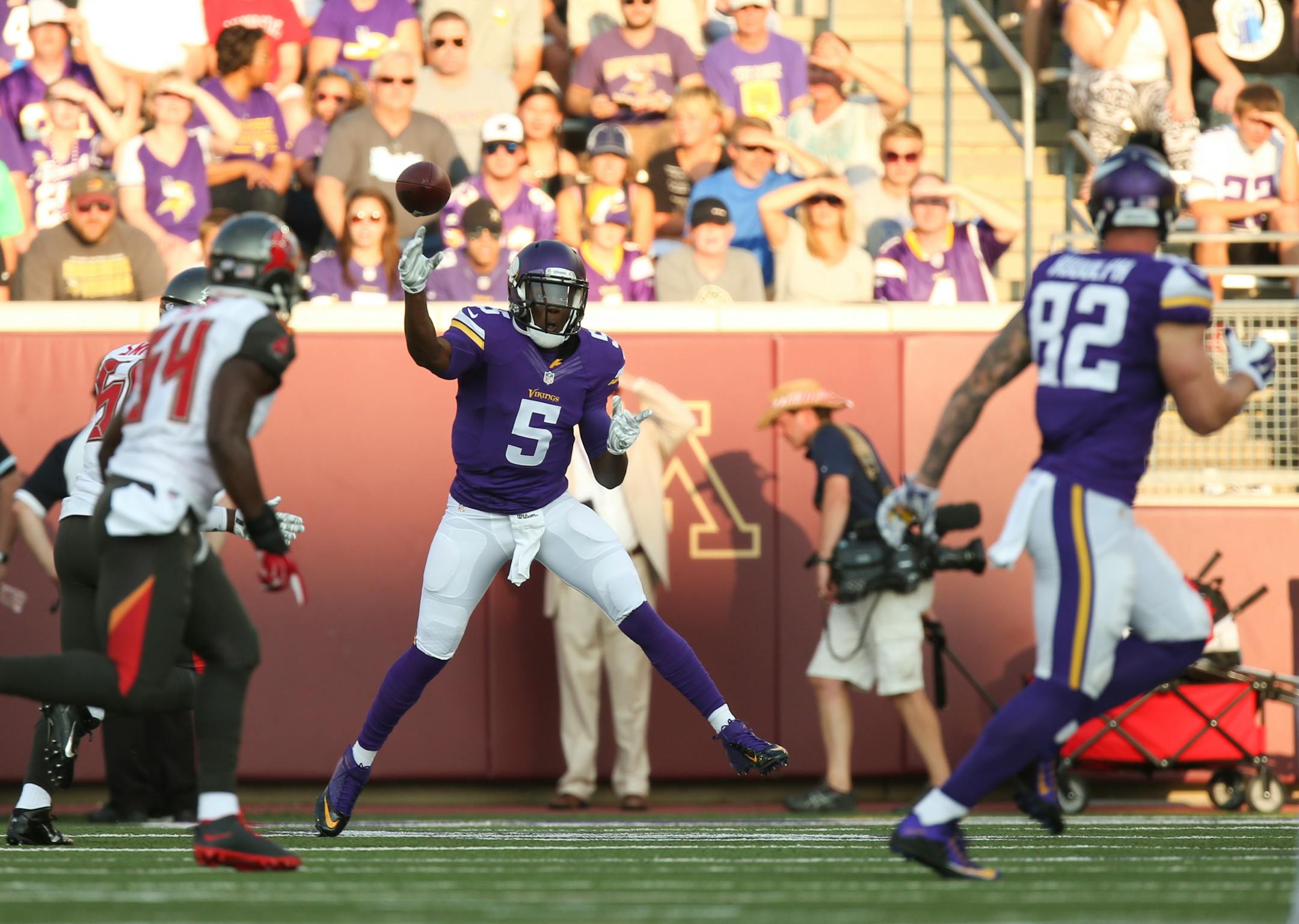 Quarterback Teddy Bridgewater threw to tight end Kyle Rudolph for an 18-yard gain on the Vikings' first play of the game.