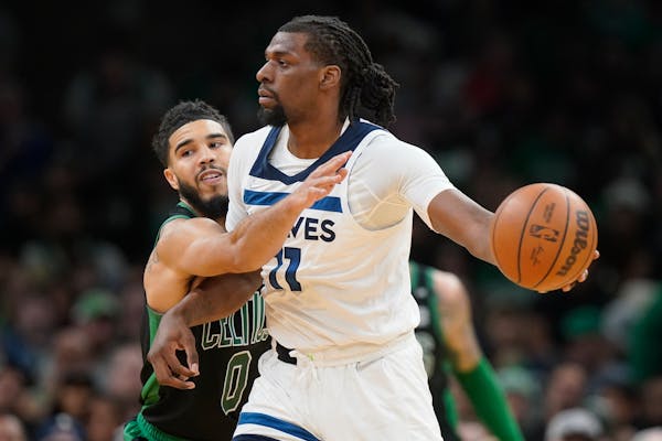 Reid works through foot injury for ailing Timberwolves