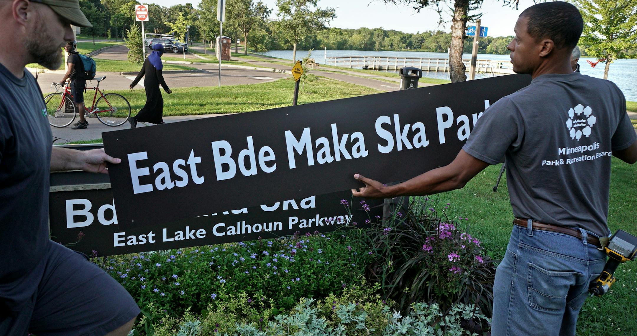 Minneapolis Park and Recreation Board (MPRB) workers install new placards changing East and West Lake Calhoun Parkways to East and West Bde Maka Ska Parkways. ] brian.peterson@startribune.com
Minneapolis, MN
Thursday, August 22, 2019