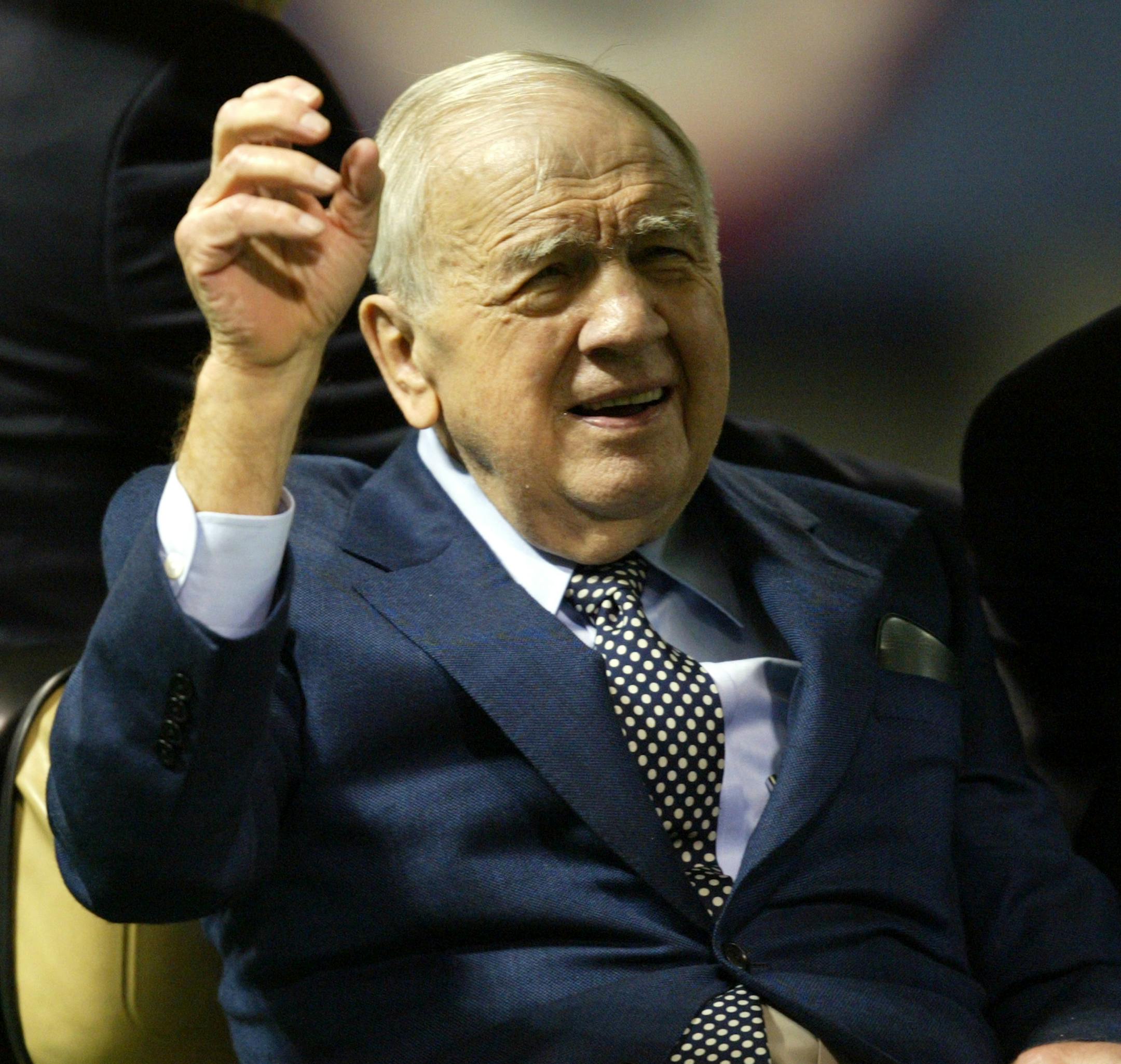 Carl Pohlad waves to the crowd during the 2003 playoffs.