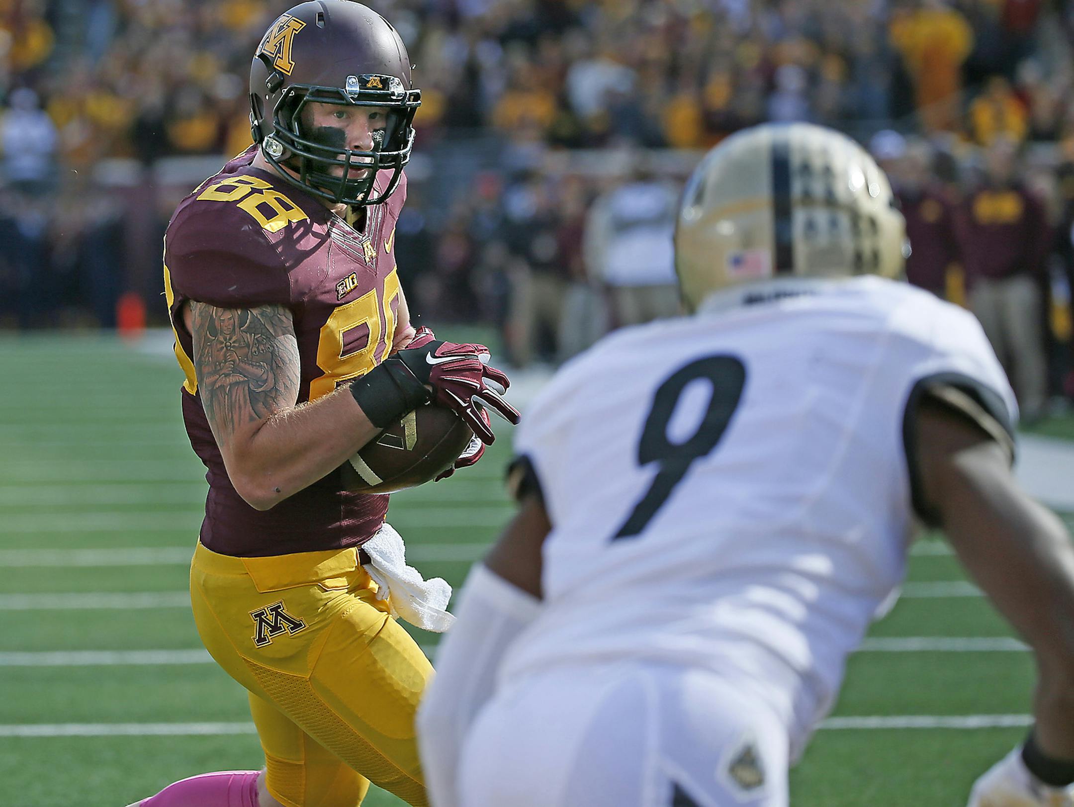 Gophers tight end Maxx Williams (88) ran into the end zone for a first quarter touchdown as the Minnesota Gophers took on the Purdue Boilermakers, Saturday, October 18, 2014 at TCF Stadium in Minneapolis, MN.
