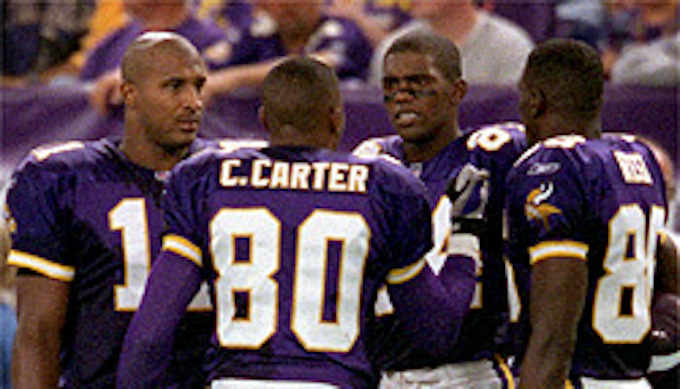 GENERAL INFORMATION: Minnesota Vikings vs. Carolina Panthers at home-- FIRST REGULAR SEASON GAME IN THIS PHOTO: Minnesota Vikings receiver Cris carter, #80, talks with qb Daunte Culpepper, #11, Randy Moss, #84, and Jake Reed, #86 on the sideline in the 3rd quarter of Sunday's game at the Metrodome in Minneapolis, MN. ORG XMIT: MIN2013103117363569