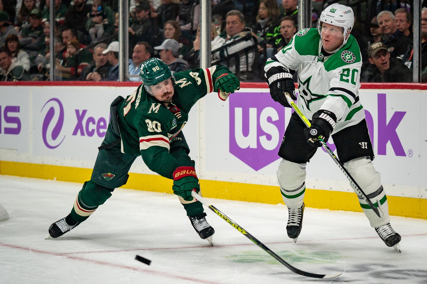 Minnesota Wild left wing Marcus Johansson (90) tries to block Minnesota Wild left wing Pat Maroon's (20) pass in the second period at the game against the Dallas Stars at Xcel Energy Center in St. Paul, Minn. on Sunday, Nov. 12, 2023. Dallas swept, winning 8-3. ] Angelina Katsanis • angelina.katsanis@startribune.com