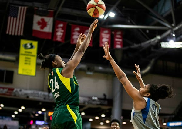 The Storm's Jewell Loyd shoots over the Lynx's Damiris Dantas during the fourth quarter