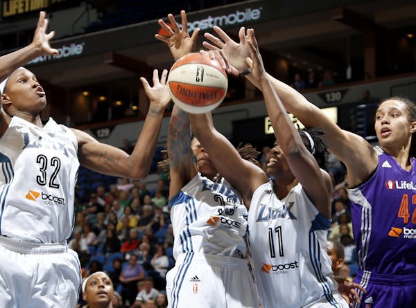 Rebekkah Brunson (32), Seimone Augustus (33), and Amber Harris (11), fought for a rebound with Brittney Griner (42) in the first quarter.