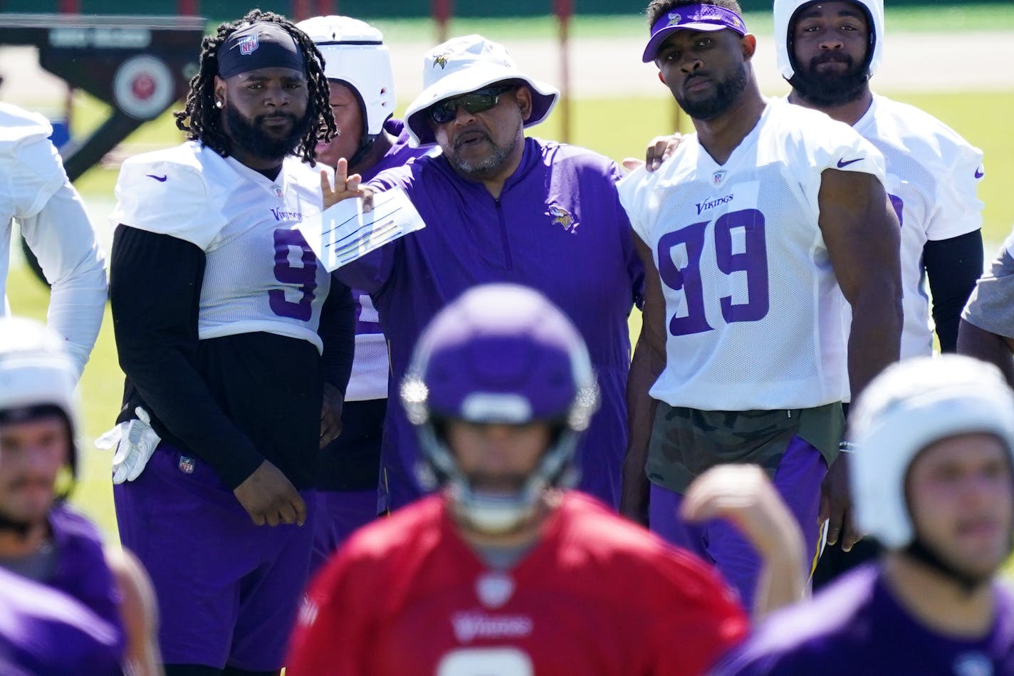 Minnesota Vikings assistant head coach Andre Patterson talked with newly signed defensive tackle Sheldon Richardson (9) and veteran defensive end Danielle Hunter (99) during the first day of mandatory minicamp Tuesday in Eagan. ] ANTHONY SOUFFLE • anthony.souffle@startribune.com