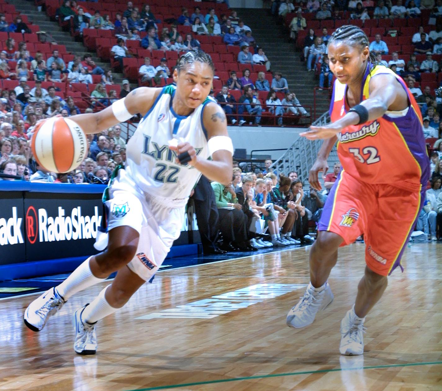 MINNEAPOLIS, MN - 6/2/2001 - SAT - Minnesota Lynx VS Phoenix Mercury at the Target Center in their season opening game. First half Betty Lennox (22) and Bridget Pettis (32)