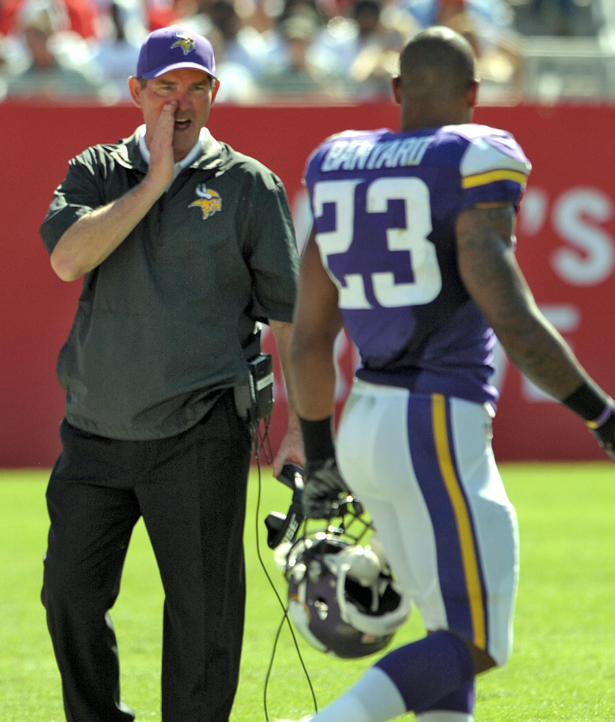 Minnesota Vikings head coach Mike Zimmer, left, and running back Joe Banyard (23)