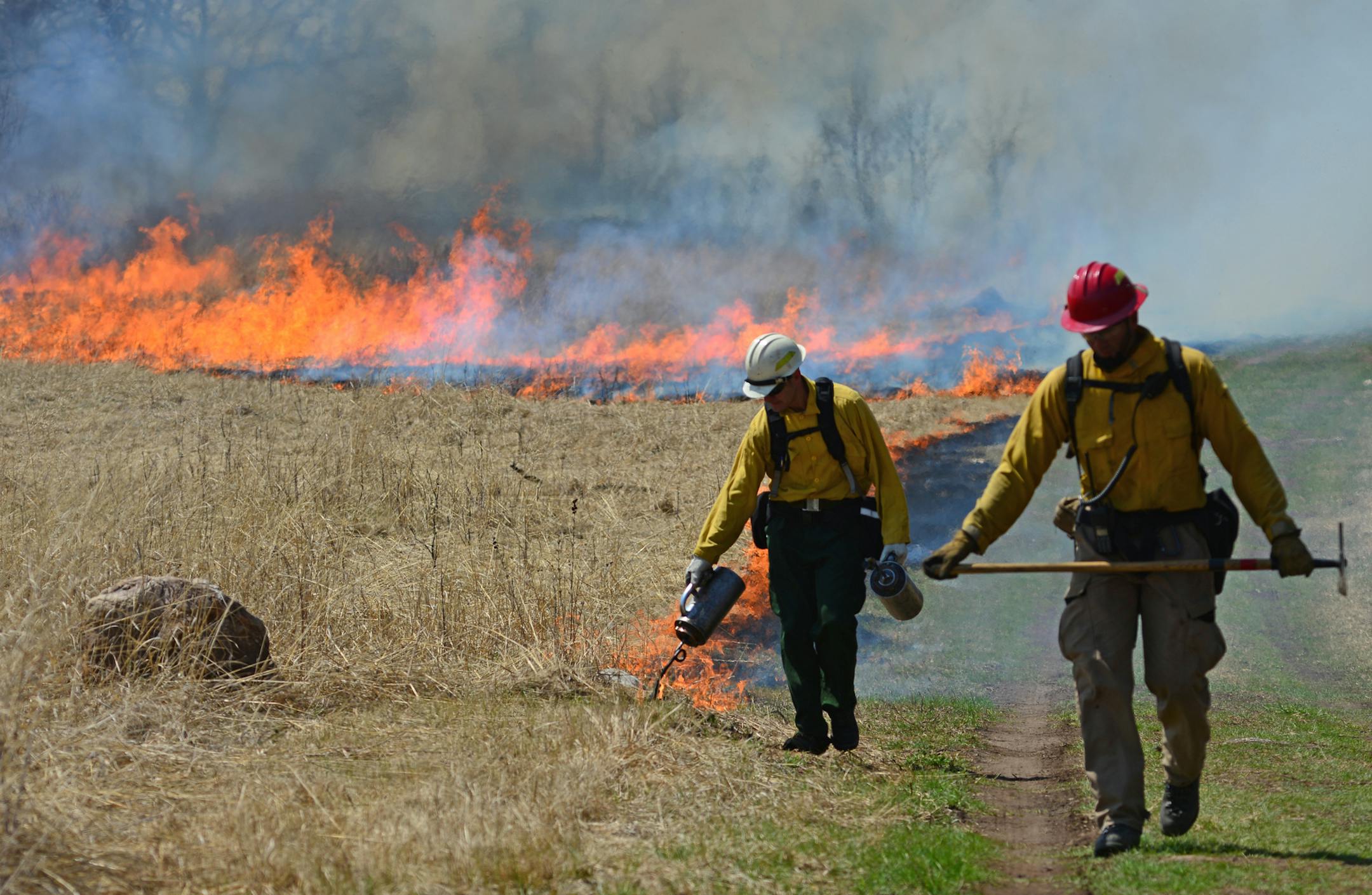 Kris Kaiser Bloomington Fire Department and Ray Navarro US Fish and Wildlife Service of Southern Texas lit the leading edge on the prescribed burn with drip torches. ] The controlled burn at Minnesota Valley National Wildlife Refuge targeted about 200 acres of oak savannah and native prairie grass. Richard.Sennott@startribune.com Richard Sennott/Star Tribune Shakopee Minn. Thursday 5/05/2014) ** (cq)
