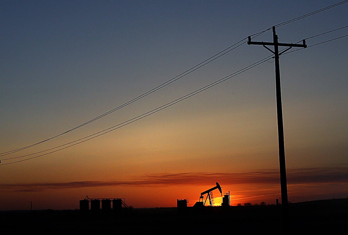 The sun set over the Bakken Oil Formation, behind an oil well near Williston. ] (JIM GEHRZ/STAR TRIBUNE) / September 26, 2013, Watford City, ND &#x201a;&#xc4;&#xec; BACKGROUND INFORMATION- PHOTOS FOR USE IN FIRST PART OF NORTH DAKOTA OIL BOOM PROJECT: Dozens of drilling rigs dot the North Dakota landscape in the Williston Basin and the Bakken Oil Formation. Once the rigs drill holes, several miles deep and then several miles horizontally, hydraulic fracturing technology (&#x201a;&#xc4;&#xfa;frac