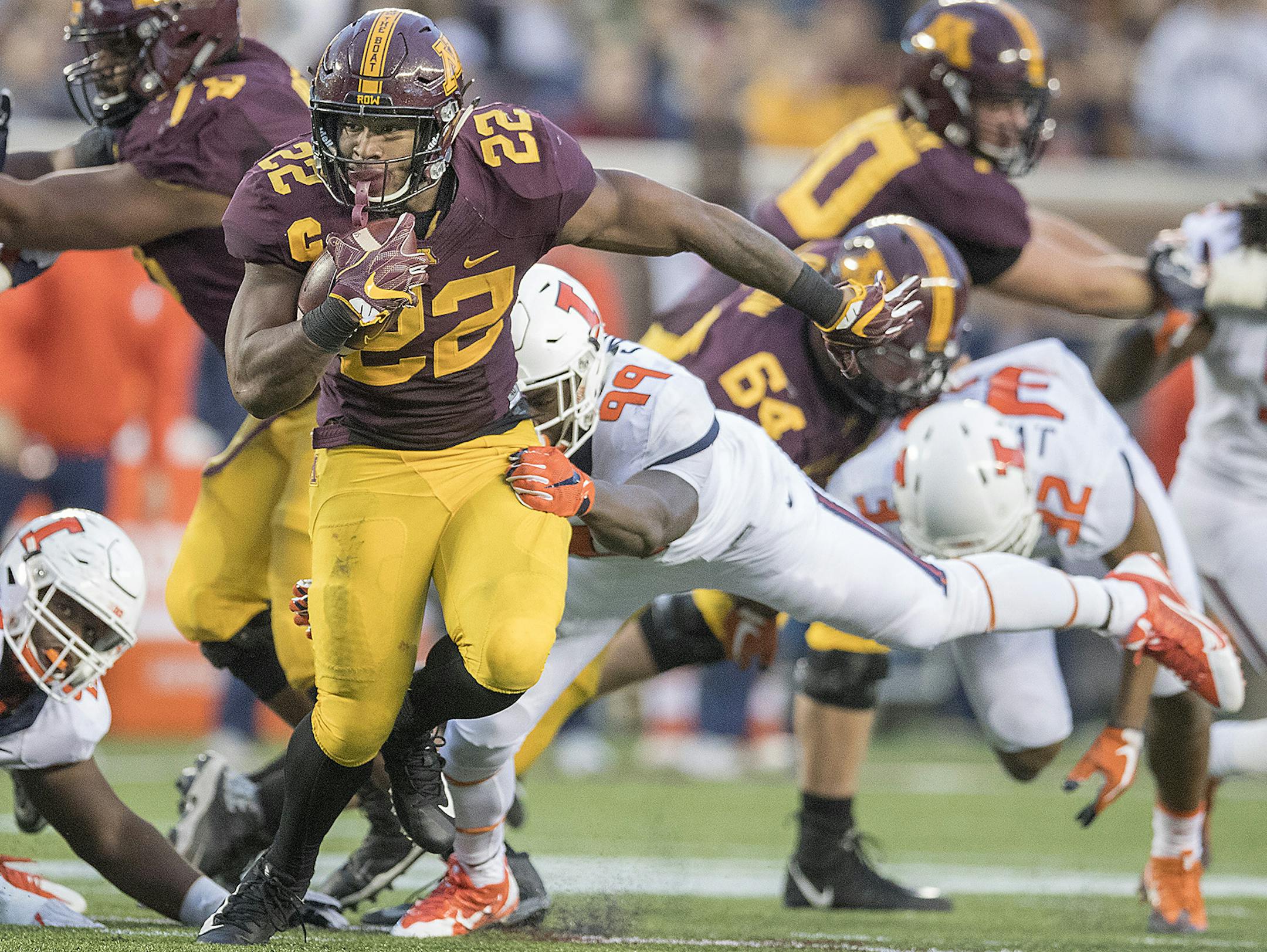 Minnesota's running back Kobe McCrary rushed for yards during the fourth quarter as the Gophers took on Illinois at TCF Bank Stadium, Saturday, October 21, 2017 in Minneapolis, MN. McCrary had 21 rushes and 137 yards by the fourth quarter. ] ELIZABETH FLORES ï liz.flores@startribune.com