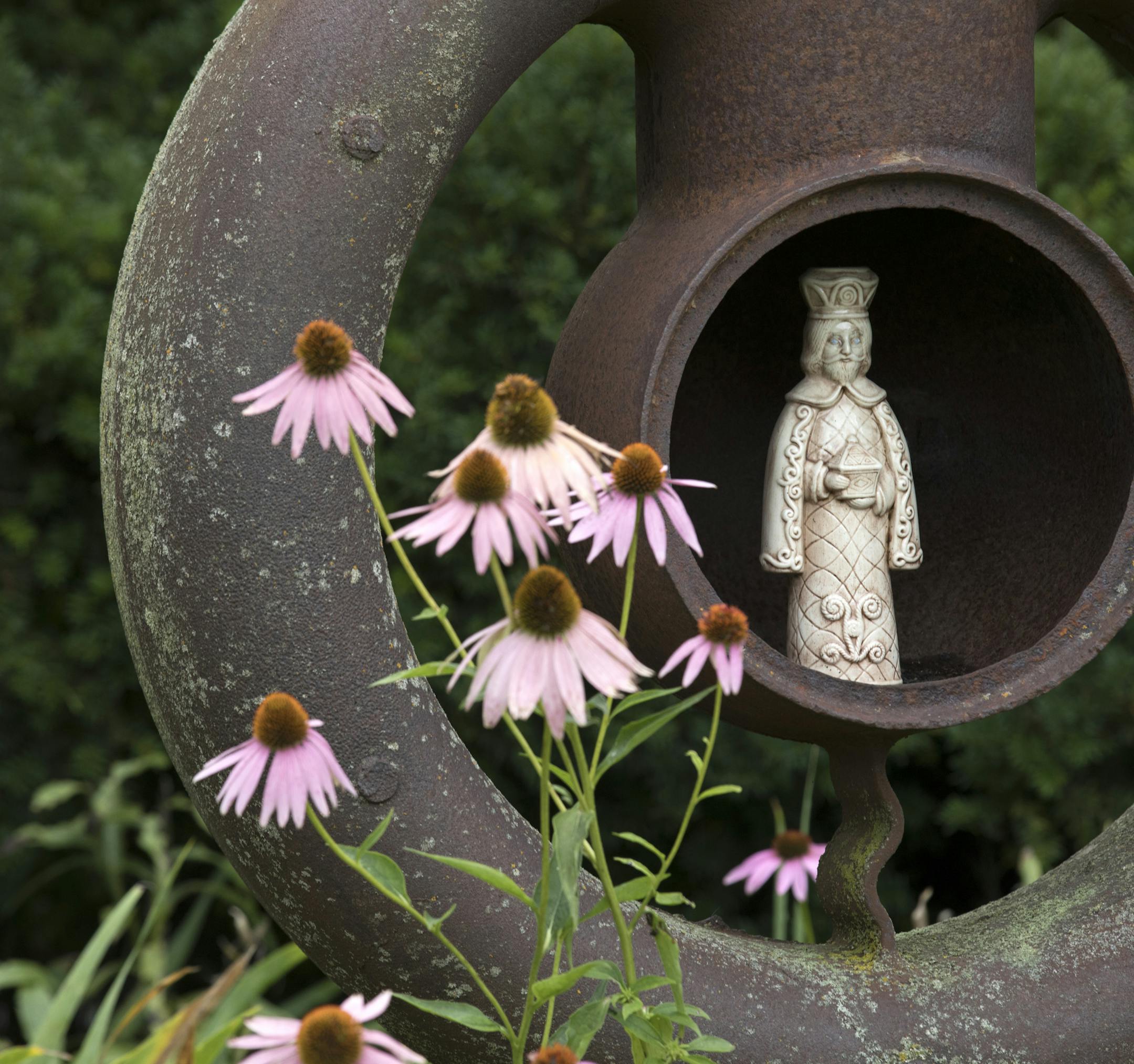 Dan Allensbach and his wife Ferolyn Angell in their garden gallery at their home in Hancock, MN. ] BRIAN PETERSON ï brian.peterson@startribune.com
Hancock, MN 08/19/17