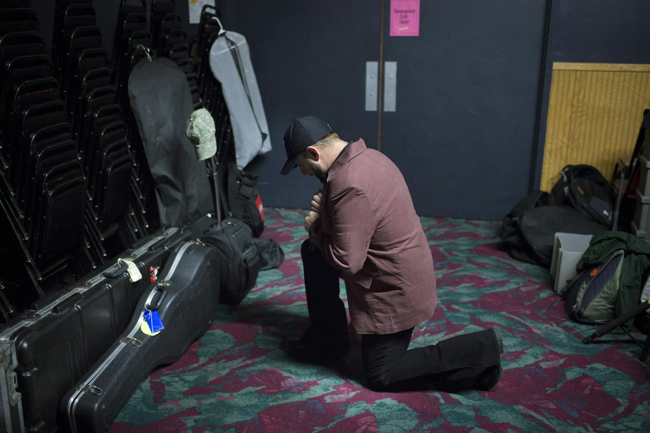 Chris Hawkey had a moment of prayer before going on stage.