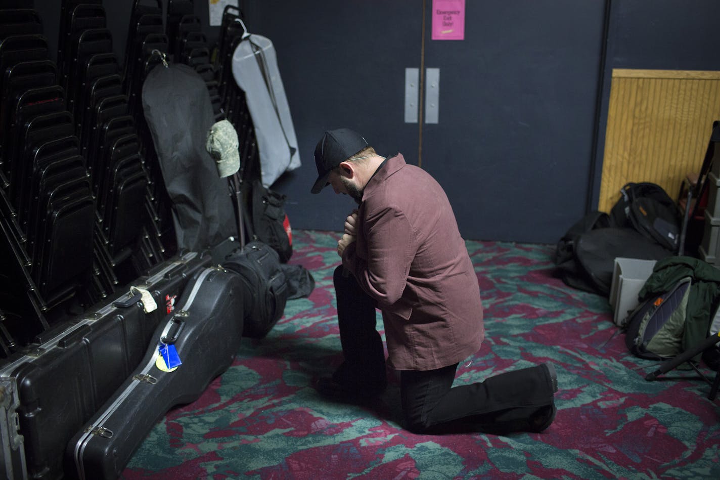 Chris Hawkey had a moment of prayer before going on stage.