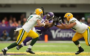 Vikings defensive end Danielle Hunter (99) pursued Packers quarterback Brett Hundley in the fourth quarter Sunday.