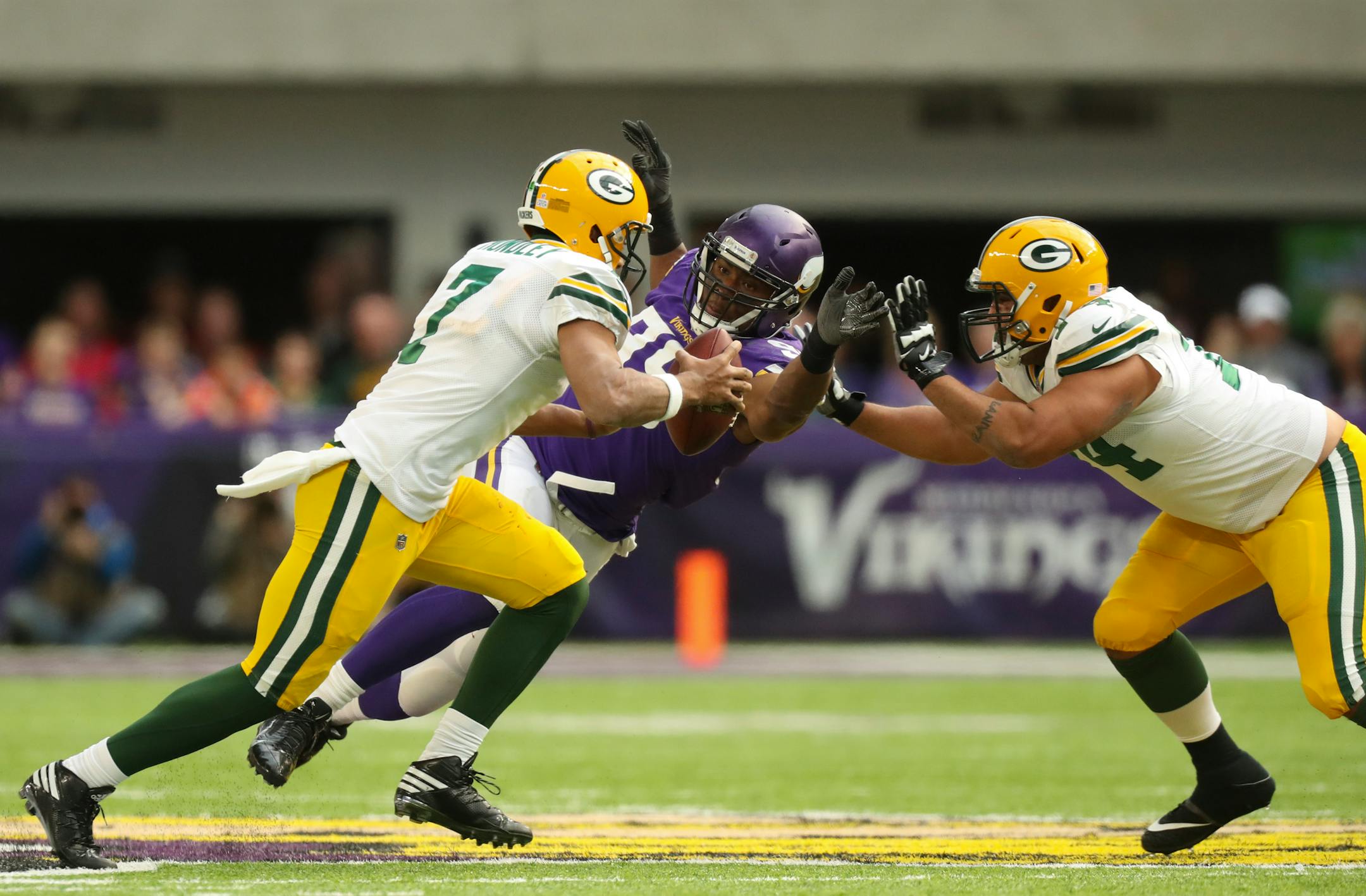 Vikings defensive end Danielle Hunter (99) pursued Packers quarterback Brett Hundley in the fourth quarter Sunday.