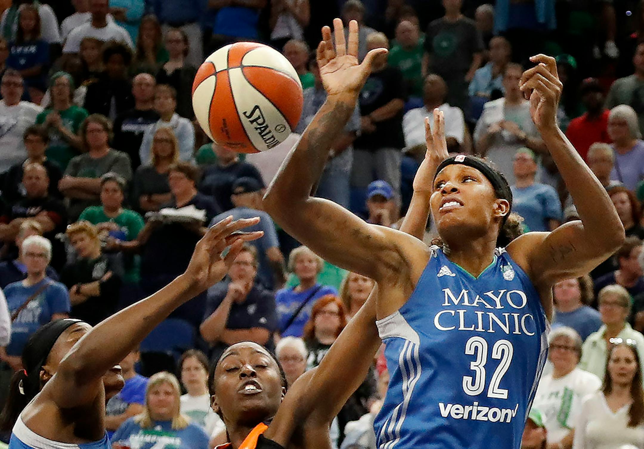 Chiney Ogwumike (13) and Rebekkah Brunson (32) fought for a rebound in the first quarter.
