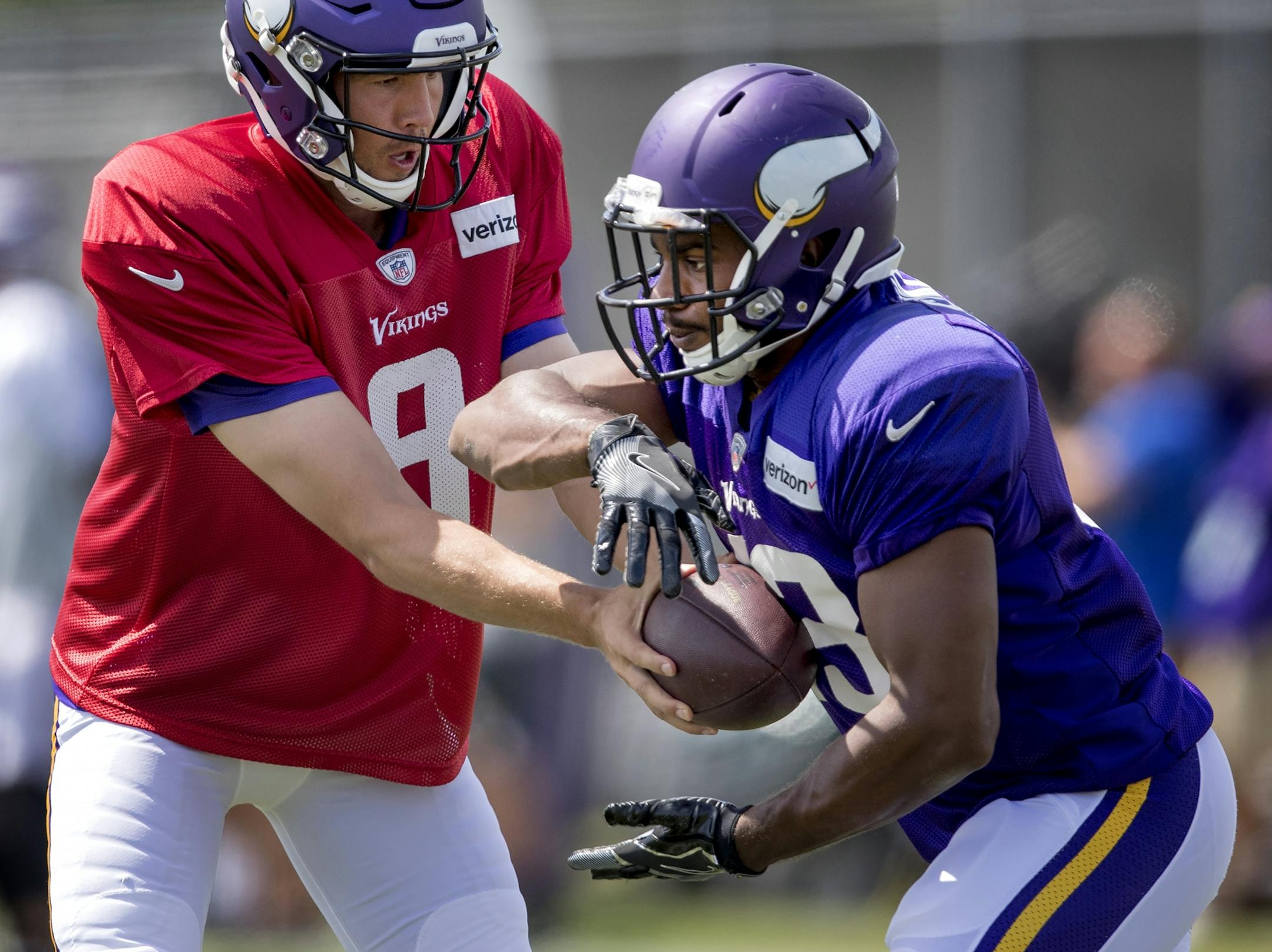 Minnesota Vikings quarterback Sam Bradford (8) handed off to Bishop Sankey (43) during the afternoon practice.
