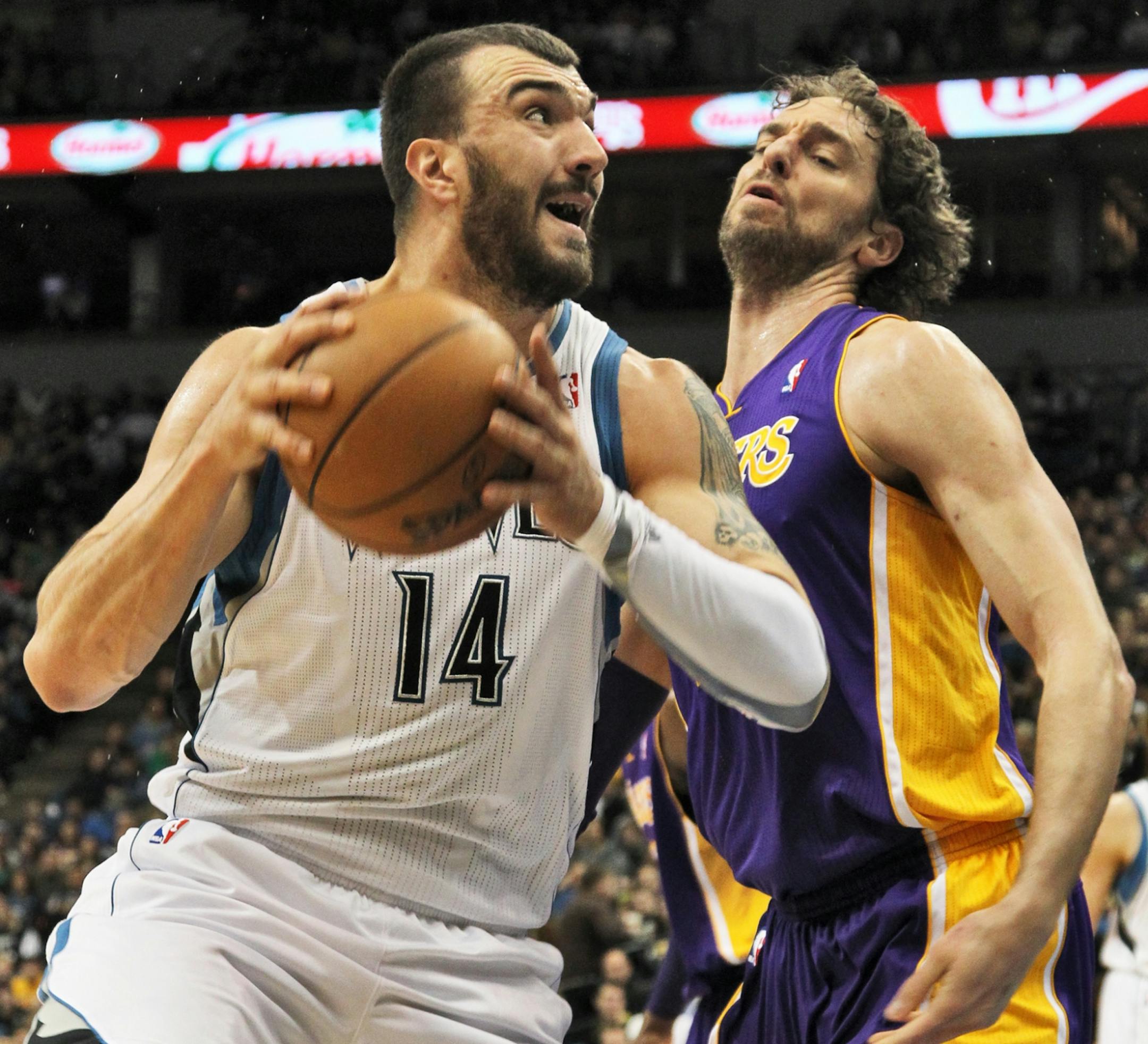 Nikola Pekovic drove to the basket against the defense of Lakers Pau Gasol.