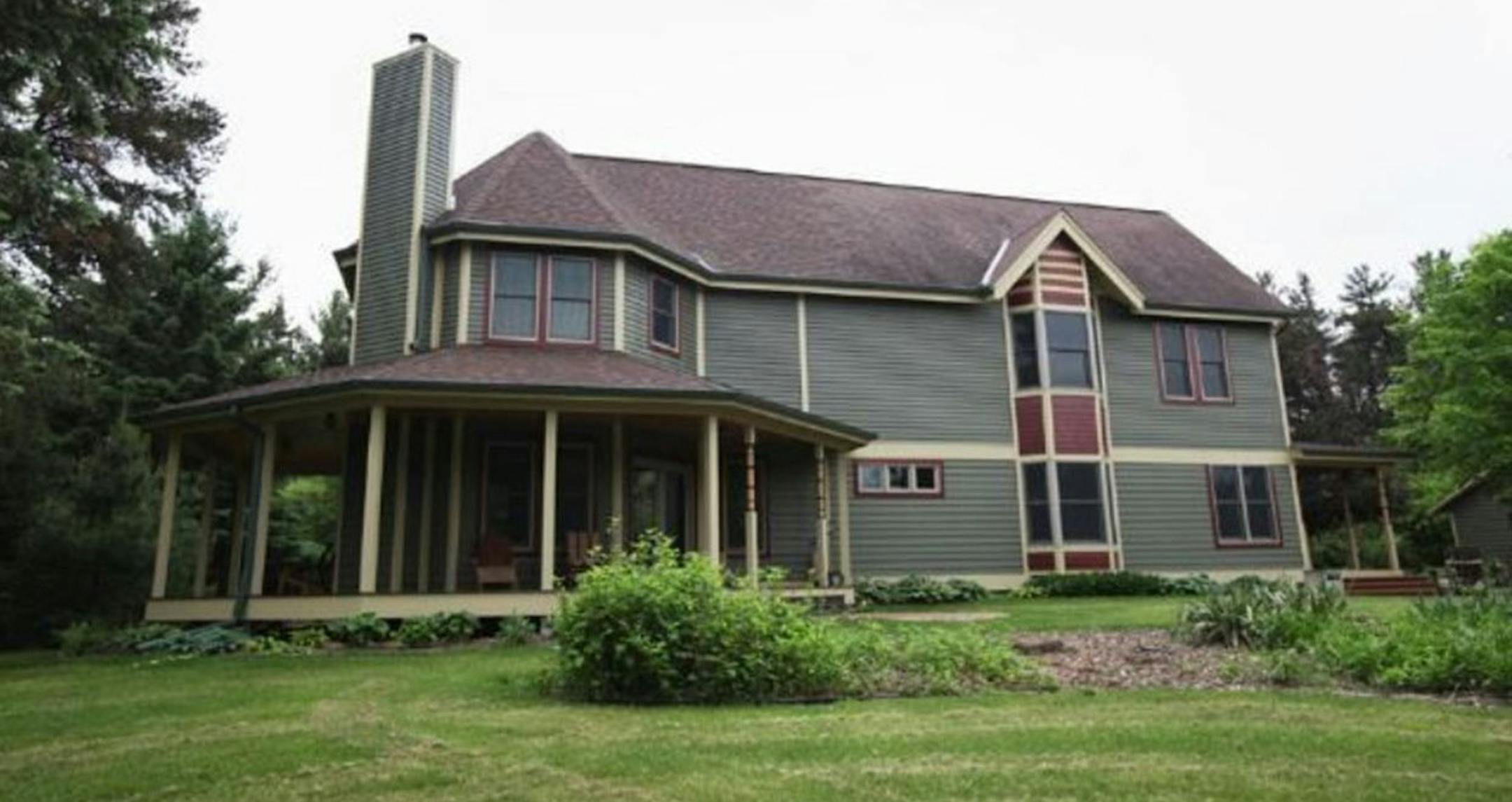 ... Pine Springs
Built in 1930, this three-bedroom, two-bath house has 3,194 finihsed square feet and features three bedrooms on one level, hardwood floors, fireplace, front porch, partial unfinished basement, patio and two-car detached garage. Listed by Pat McGrath, Coldwell Banker Burnet, 651-653-2449.