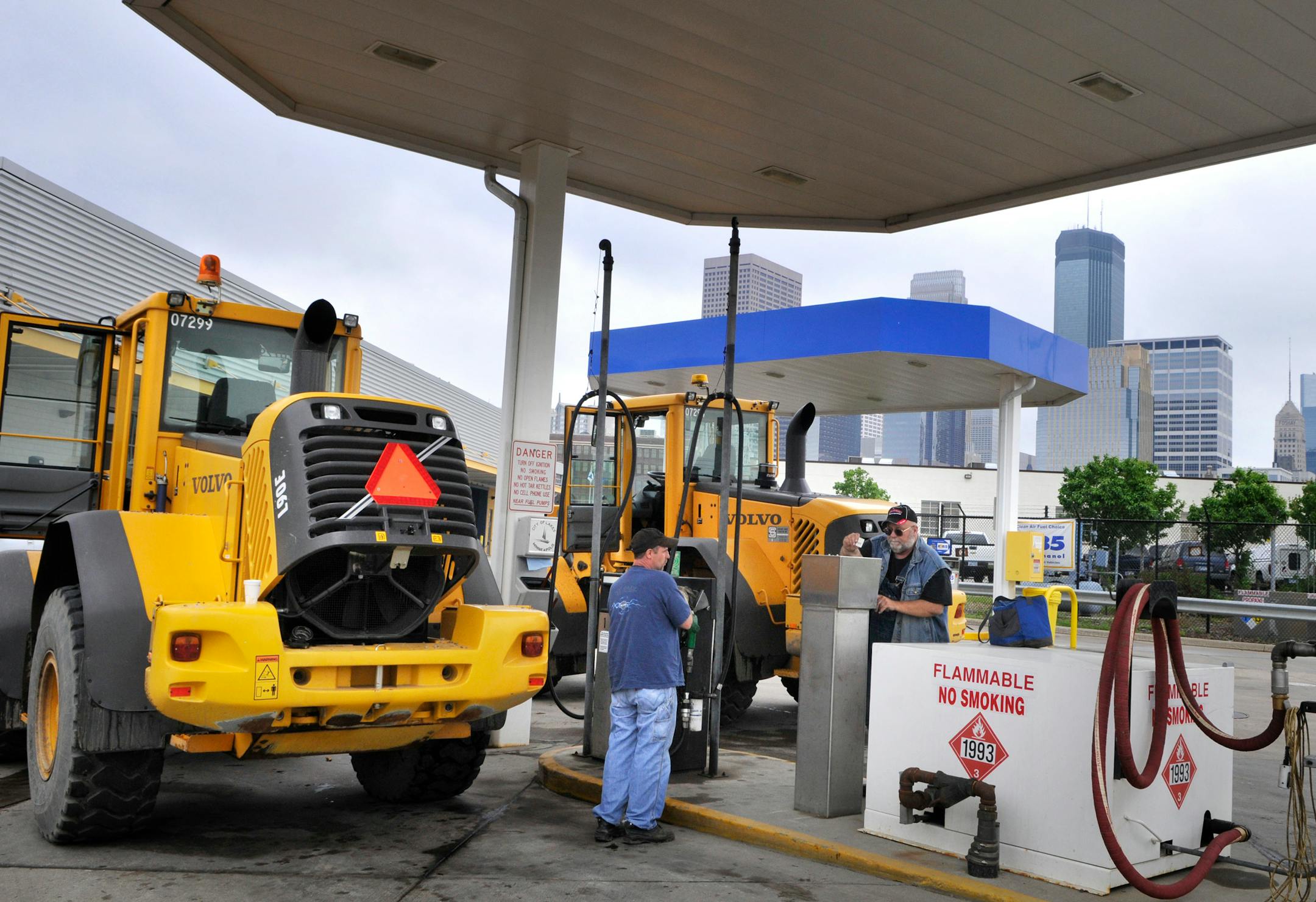 GLEN STUBBE � gstubbe@startribune.com -- Wednesday, June 11, 2008 -- Minneapolis, Minn. -- Bill Ehmke, left, and Bill Austin, right, filled up their City of Minneapolis front-end loaders with B20 Bio-Diesel at the Department of Public Works on Currie Ave. the City of Minneapolis has around 1,500 vehicles it has to keep fueled.