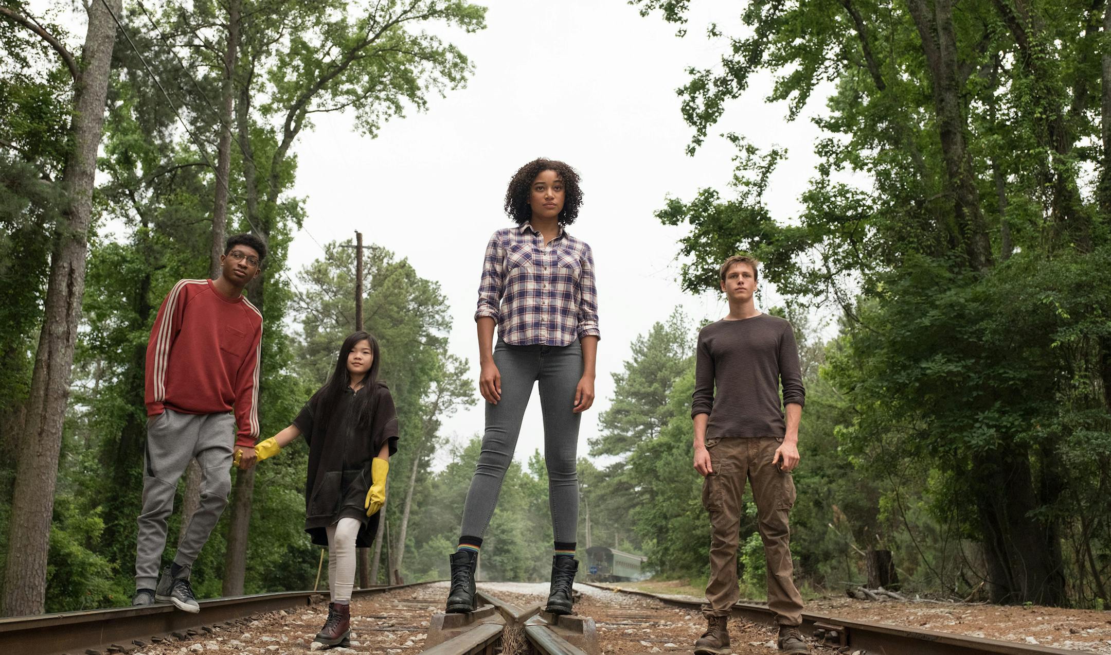 DF-16611 - L-R: Chubs (SKYLAN BROOKS), Zu (MIYA CECH), Ruby (AMANDLA STENBERG) and Liam (HARRIS DICKINSON) in Twentieth Century Foxís THE DARKEST MINDS. Photo credit: Daniel McFadden.