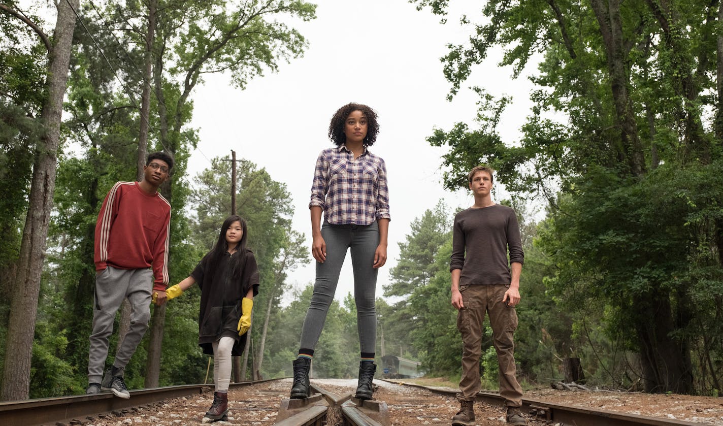 DF-16611 - L-R: Chubs (SKYLAN BROOKS), Zu (MIYA CECH), Ruby (AMANDLA STENBERG) and Liam (HARRIS DICKINSON) in Twentieth Century Fox&#xed;s THE DARKEST MINDS. Photo credit: Daniel McFadden.