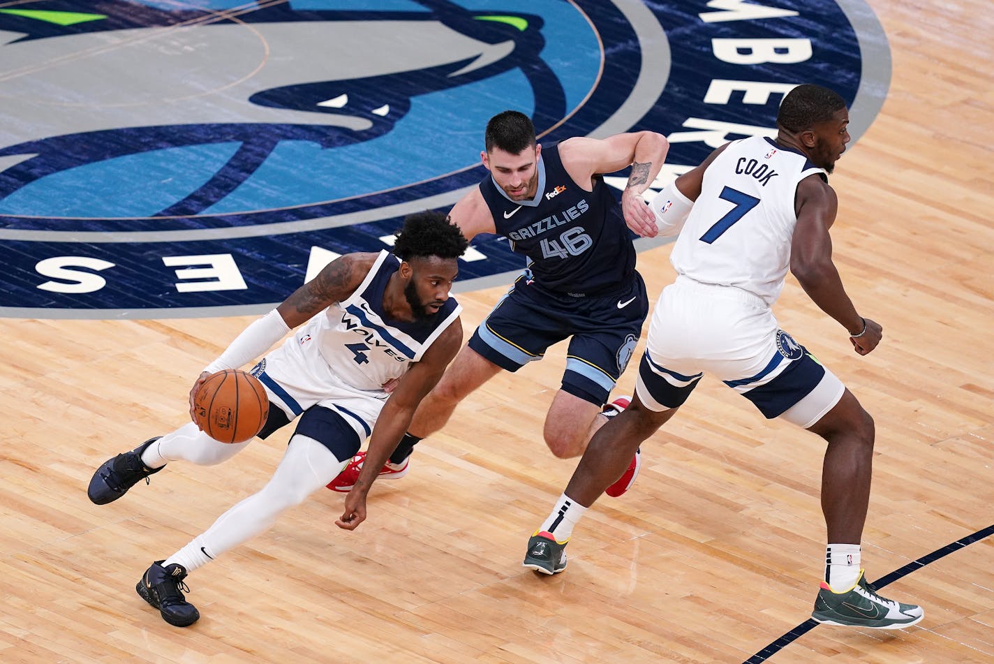 Minnesota Timberwolves guard Jaylen Nowell (4) dribbled the ball past Memphis Grizzlies guard John Konchar (46) asMinnesota Timberwolves forward Tyler Cook (7) set up the screen in the fourth quarter. ] ANTHONY SOUFFLE • anthony.souffle@startribune.com