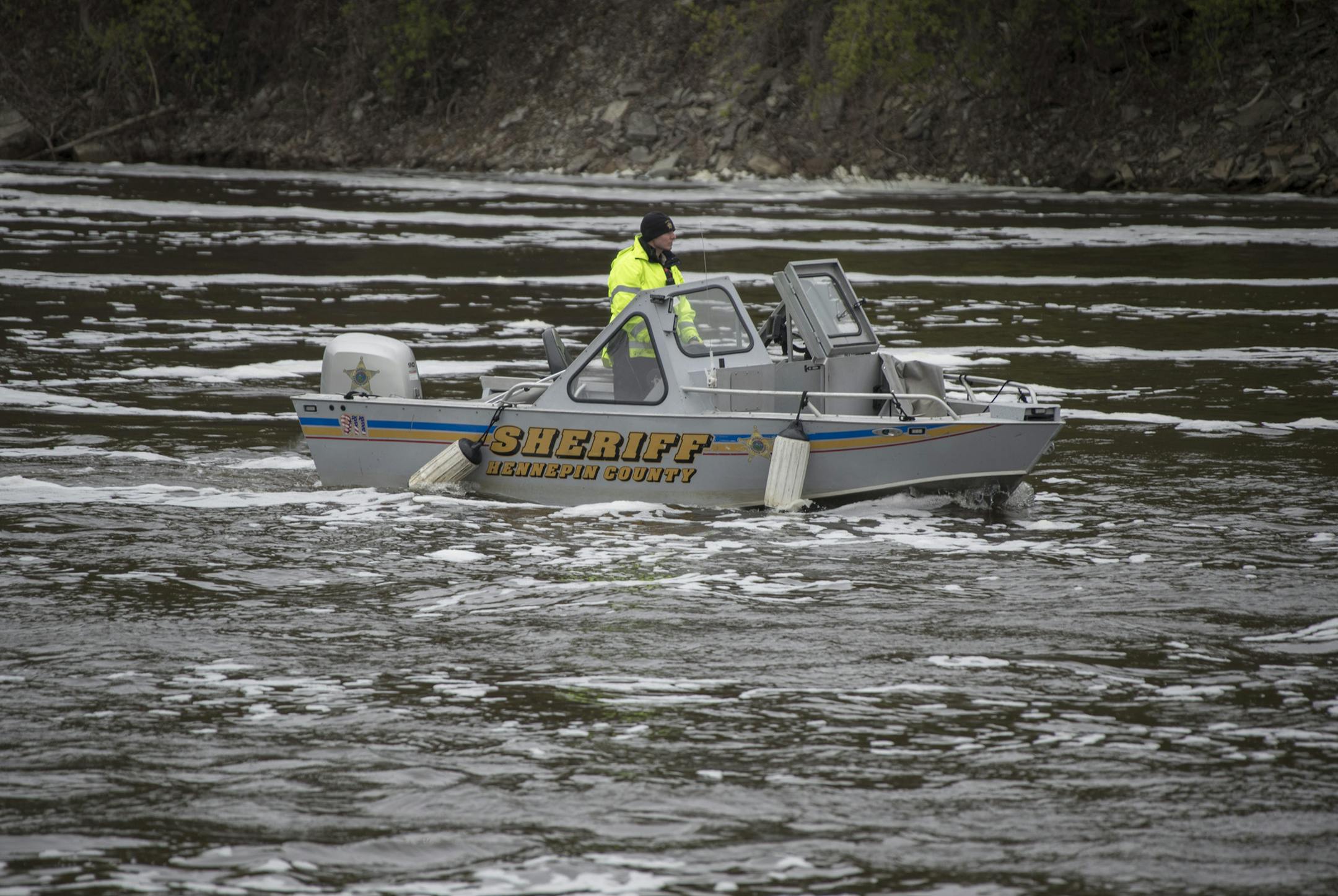 A deputy from the Hennepin County Sheriff's office continued searching for 22-year-old Chris Stanley in the Mississippi River near Bohemian Flats Thursday April 27, 2017 in Minneapolis, MN.] JERRY HOLT &#xef; jerry.holt@startribune.com
