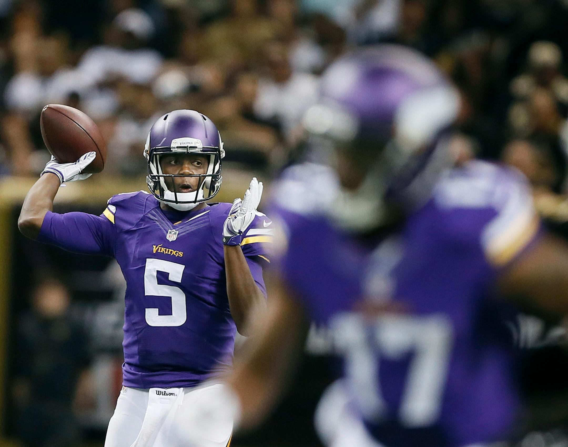 Vikings quarterback Teddy Bridgewater (5) threw a pass in the second quarter.