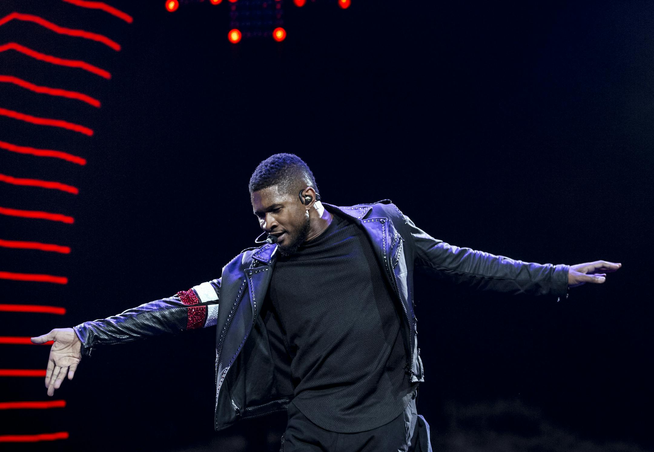 Usher performs at Madison Square Garden in New York, Nov. 7, 2014. Usher mixed beloved oldies with singles from his delayed album ‚ÄúUR‚Äù on the stop in his latest tour. (Chad Batka/The New York Times)