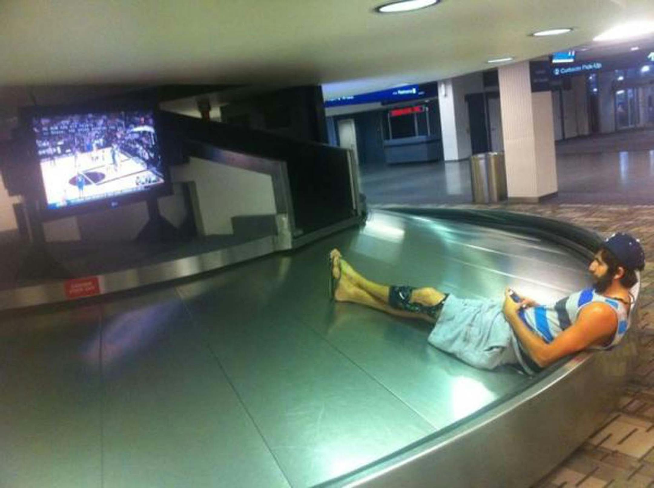 Tweeted photo from Ricky Rubio, who was watching the NBA playoffs from an airport carousel.